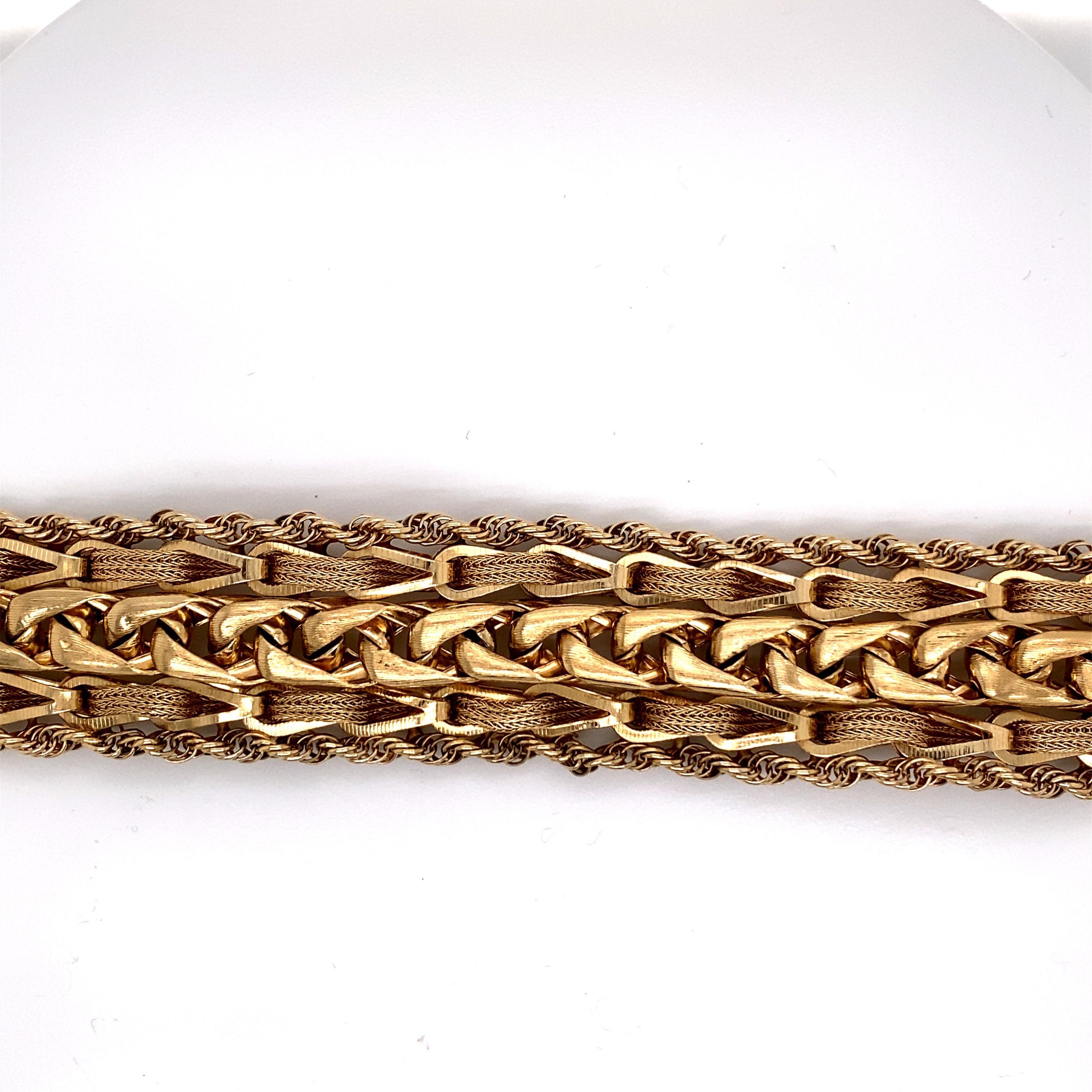 1960er Jahre 14 Karat Gelbgold gewebt Weizen Link mit Seil Rand breit Charme Armband (Retro) im Angebot