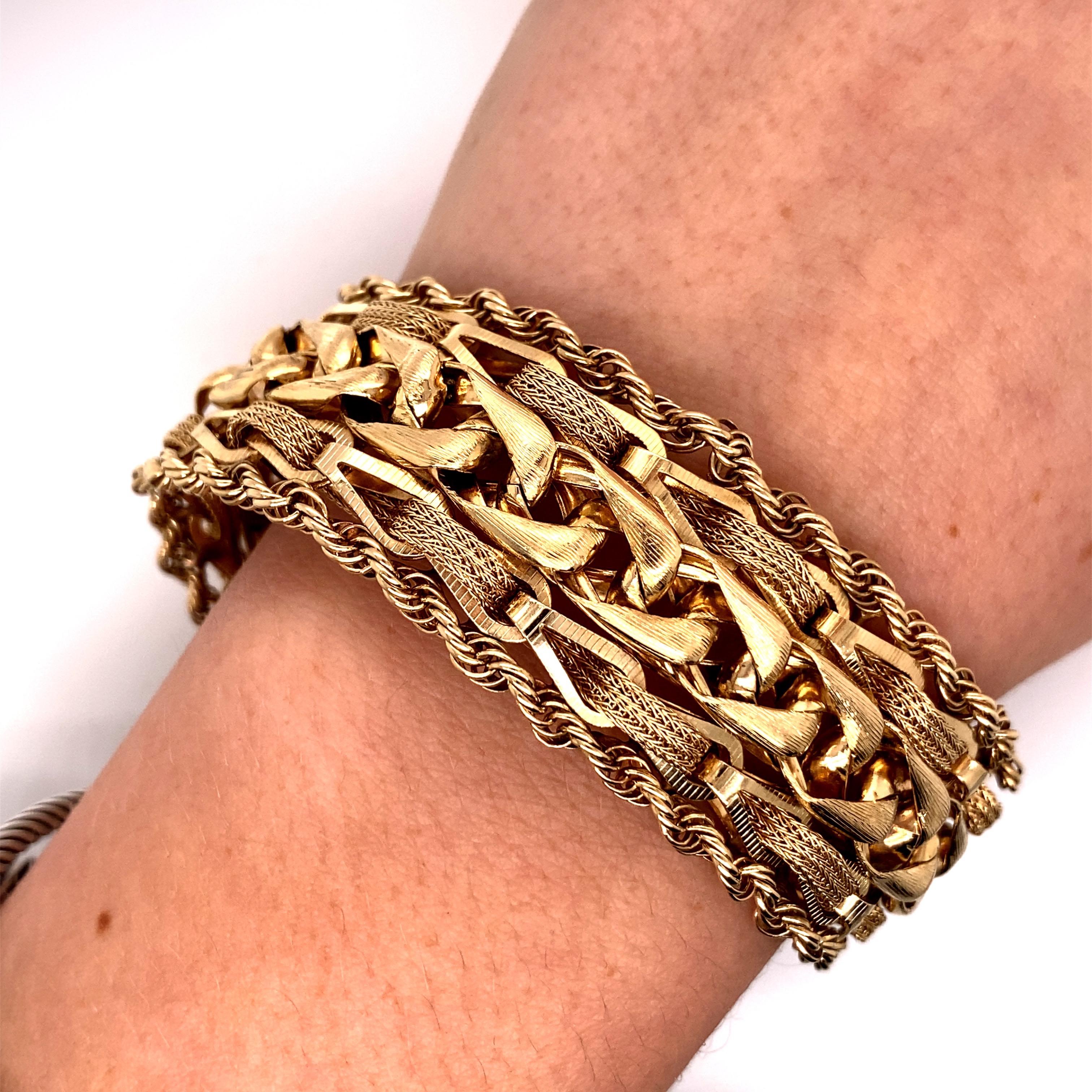 1960er Jahre 14 Karat Gelbgold gewebt Weizen Link mit Seil Rand breit Charme Armband im Zustand „Gut“ im Angebot in Boston, MA