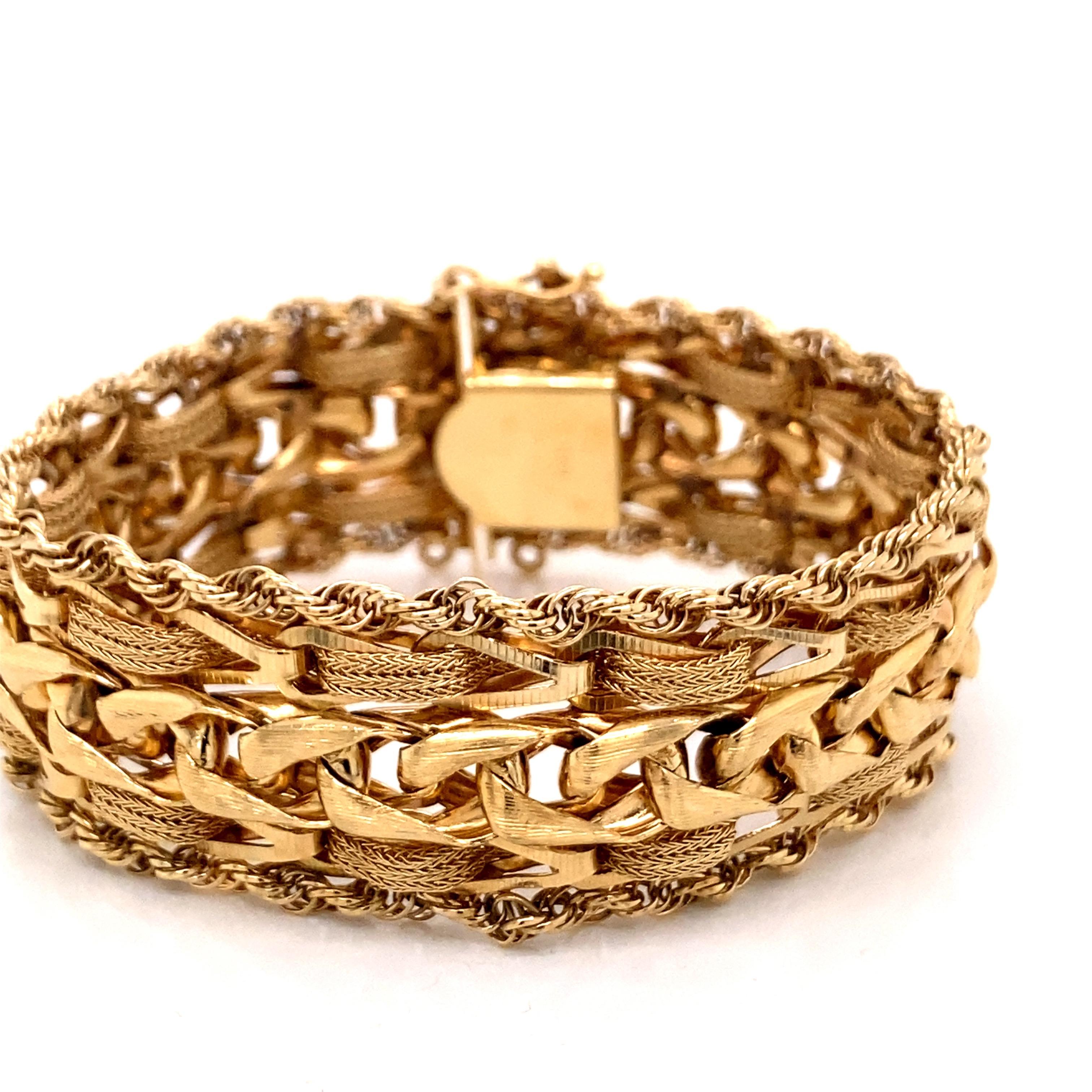 1960er Jahre 14 Karat Gelbgold gewebt Weizen Link mit Seil Rand breit Charme Armband Damen im Angebot