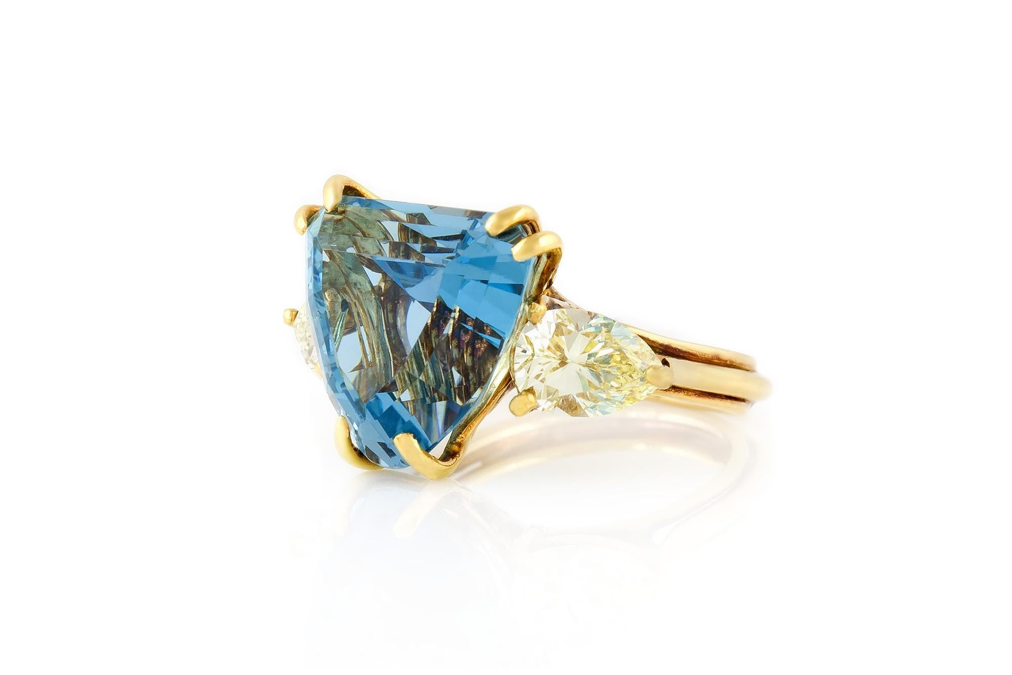 Fein in Handarbeit in 18k Gelbgold mit einem Zentrum Trillion geschnitten Aquamarin mit einem Gewicht von ca. 15,00 Karat und Pear-Shaped fancy hellgelben Diamanten mit einem Gewicht von etwa insgesamt 2,00 Karat.
Circa 1960er Jahre
Größe 5,