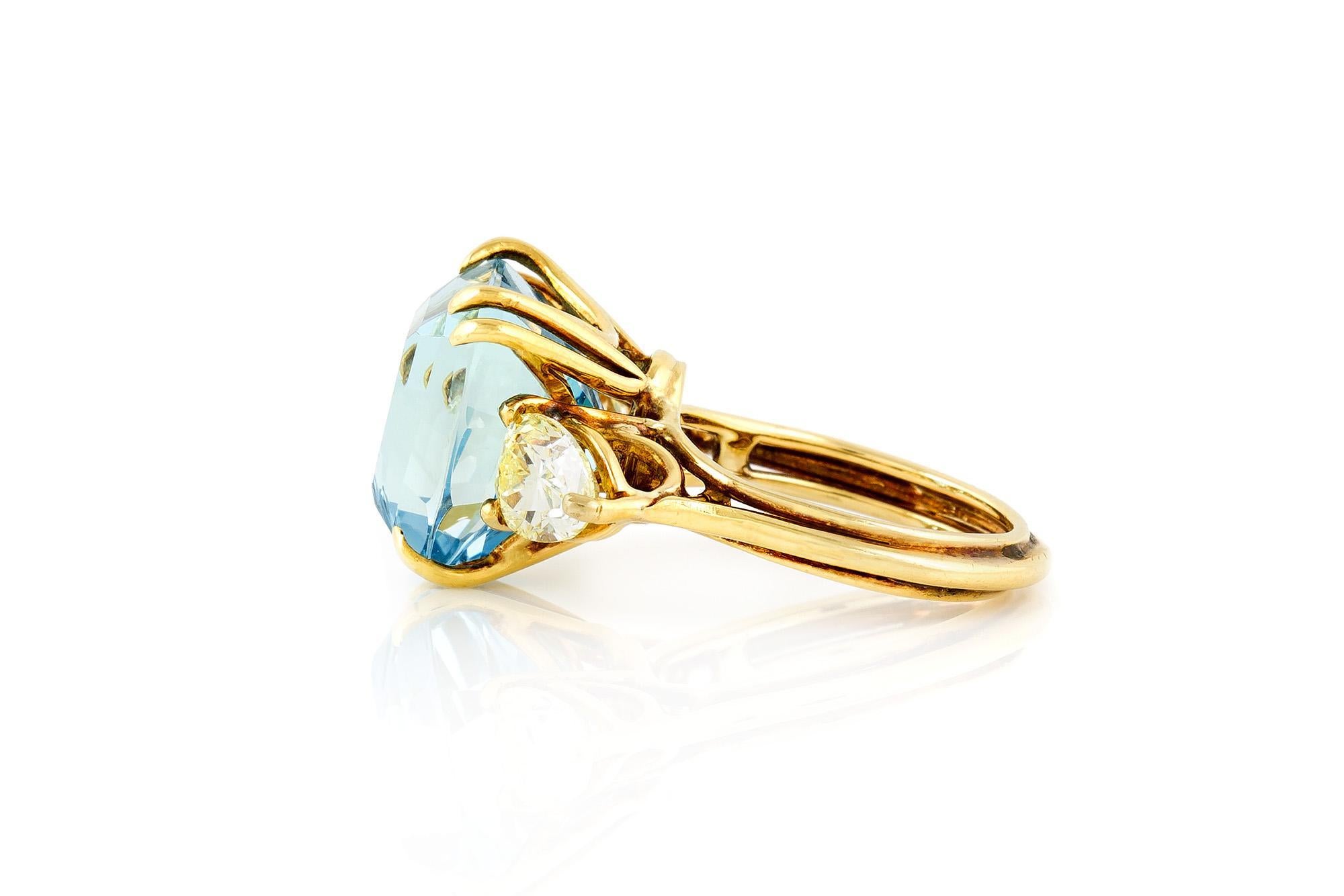 Vintage 1960er Jahre 15,00 Karat Trillion Cut Aquamarin Ring mit gelben Diamanten (Trillionschliff) im Angebot