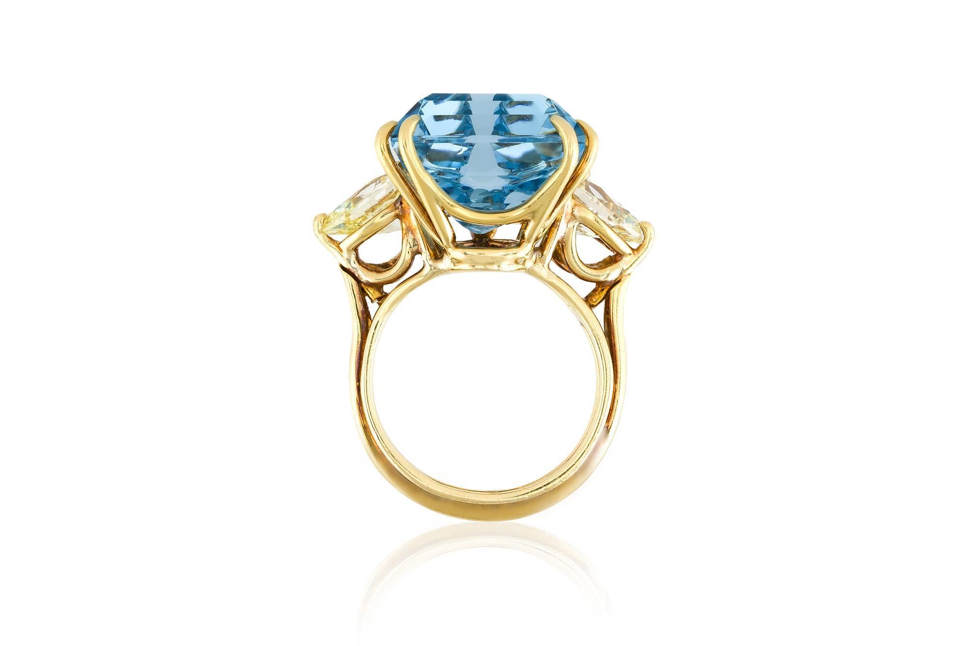 Vintage 1960er Jahre 15,00 Karat Trillion Cut Aquamarin Ring mit gelben Diamanten im Zustand „Gut“ im Angebot in New York, NY