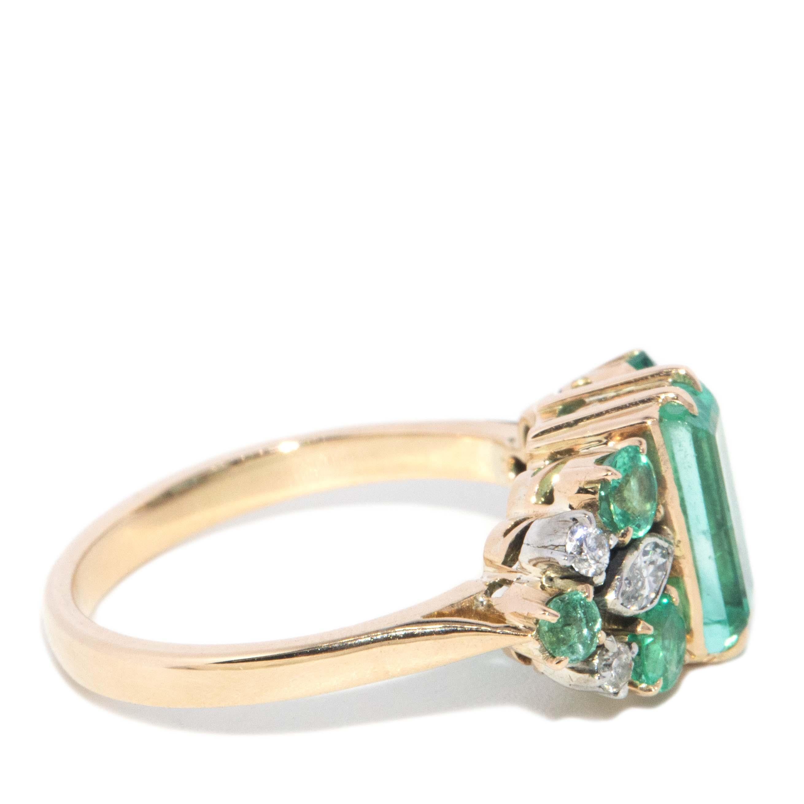 Anillo vintage de oro amarillo de 16 quilates de los años 60 con esmeralda y diamantes de 1,50 quilates en venta 5