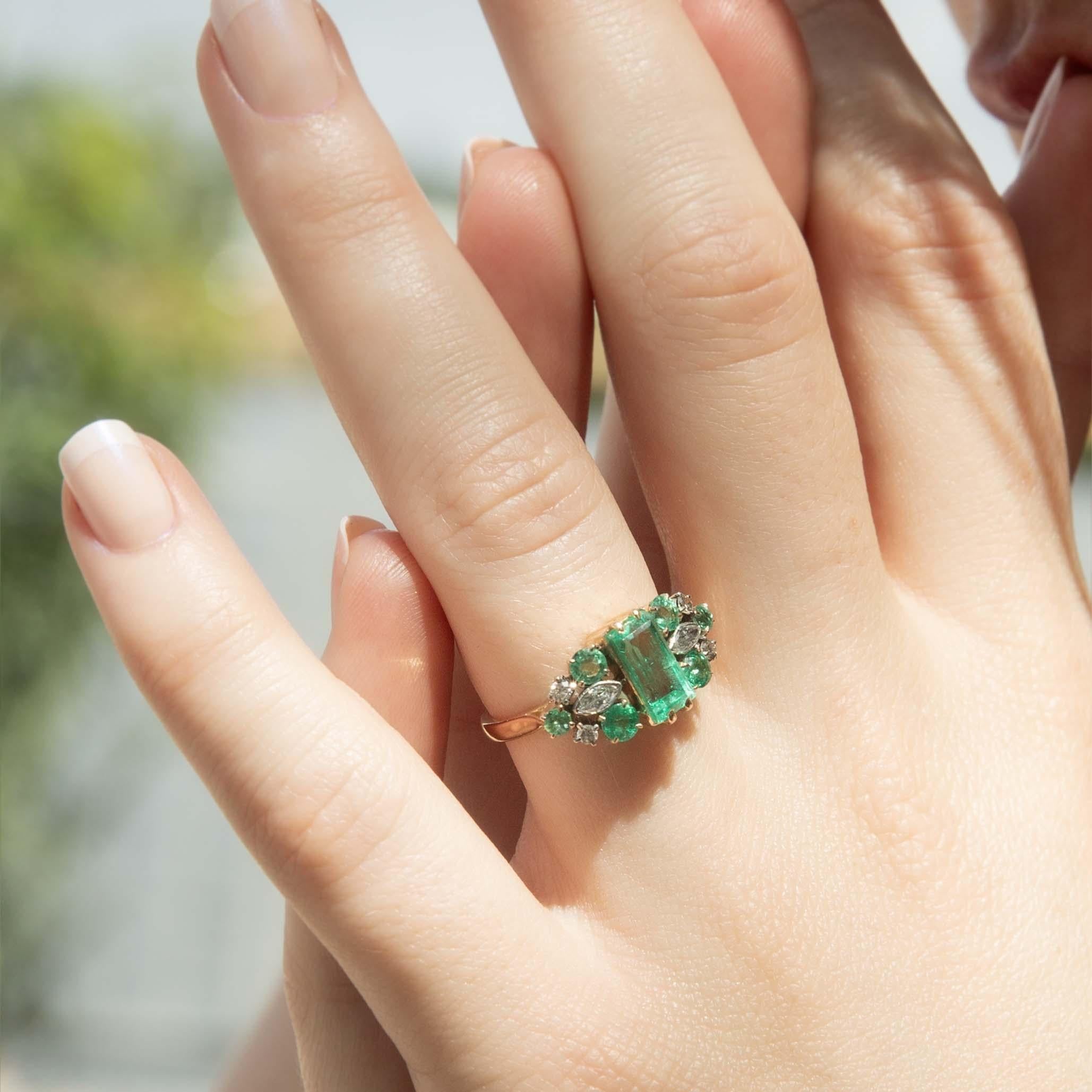 Un destello del legado de los años 60, el anillo esmeralda Hadleigh cuenta historias de exuberancia. Una fascinante esmeralda de 1,5 quilates, rodeada de seductoras esmeraldas más pequeñas y brillantes diamantes, captura la luz como el rocío de la