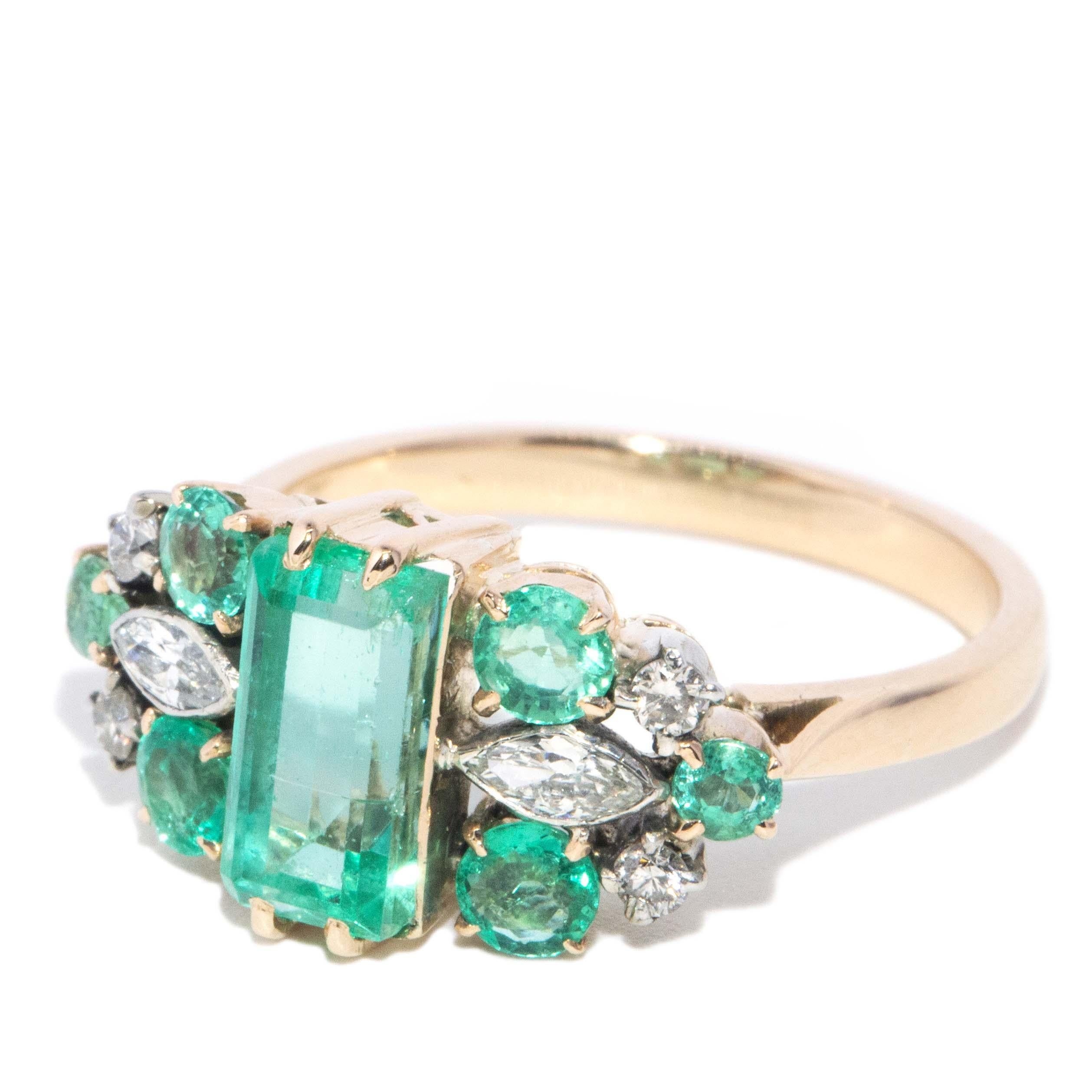 Anillo vintage de oro amarillo de 16 quilates de los años 60 con esmeralda y diamantes de 1,50 quilates Moderno en venta