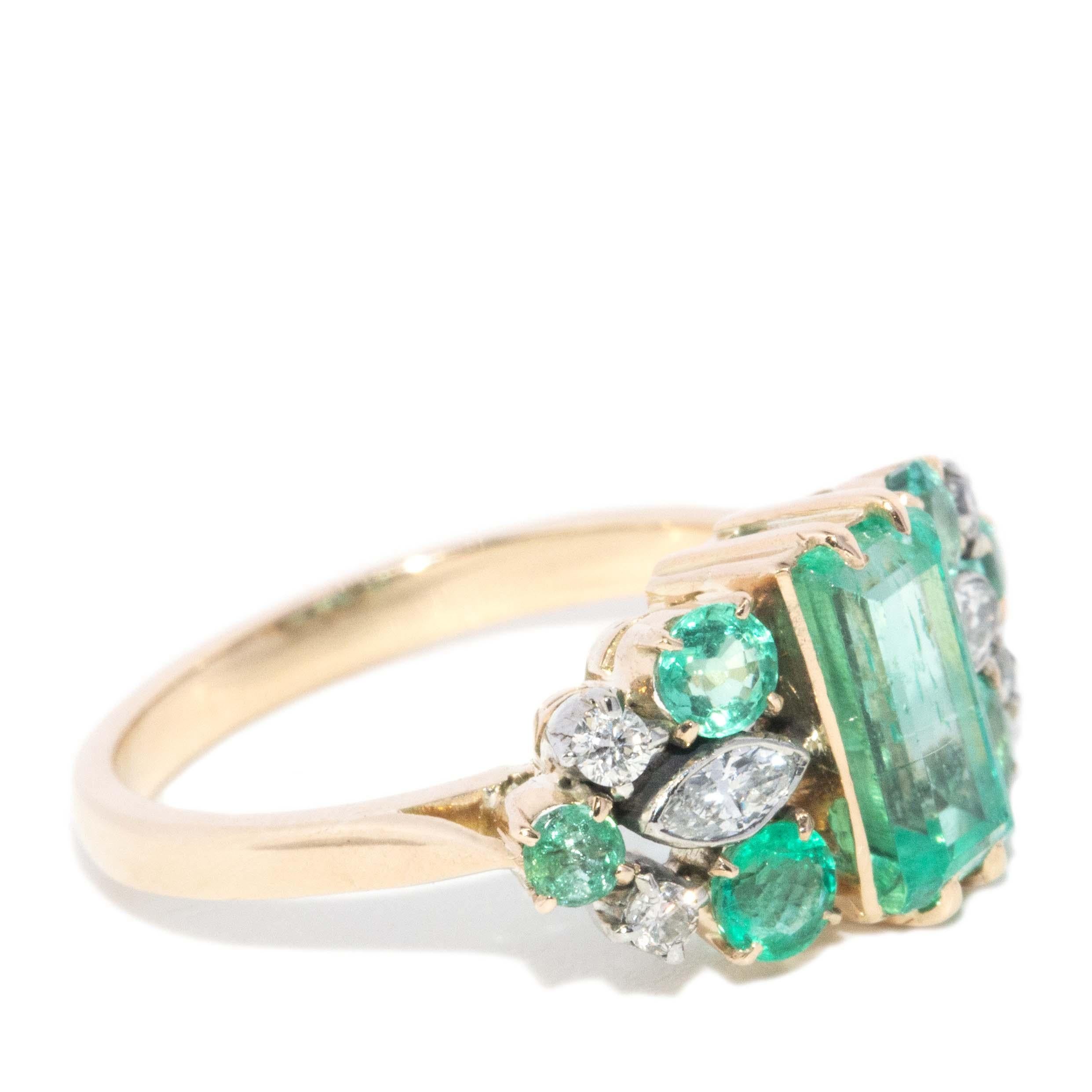 Anillo vintage de oro amarillo de 16 quilates de los años 60 con esmeralda y diamantes de 1,50 quilates en venta 1