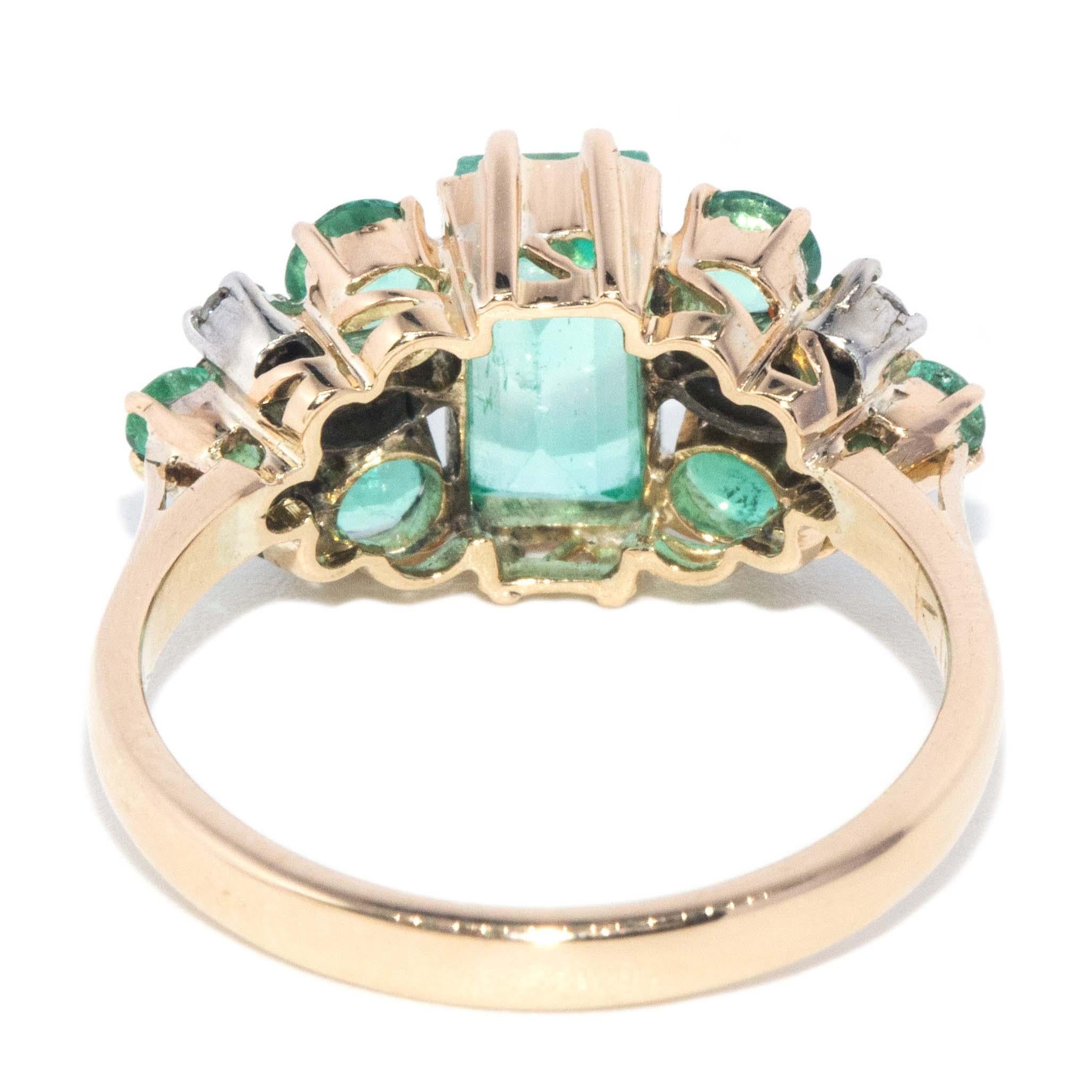 Anillo vintage de oro amarillo de 16 quilates de los años 60 con esmeralda y diamantes de 1,50 quilates en venta 3
