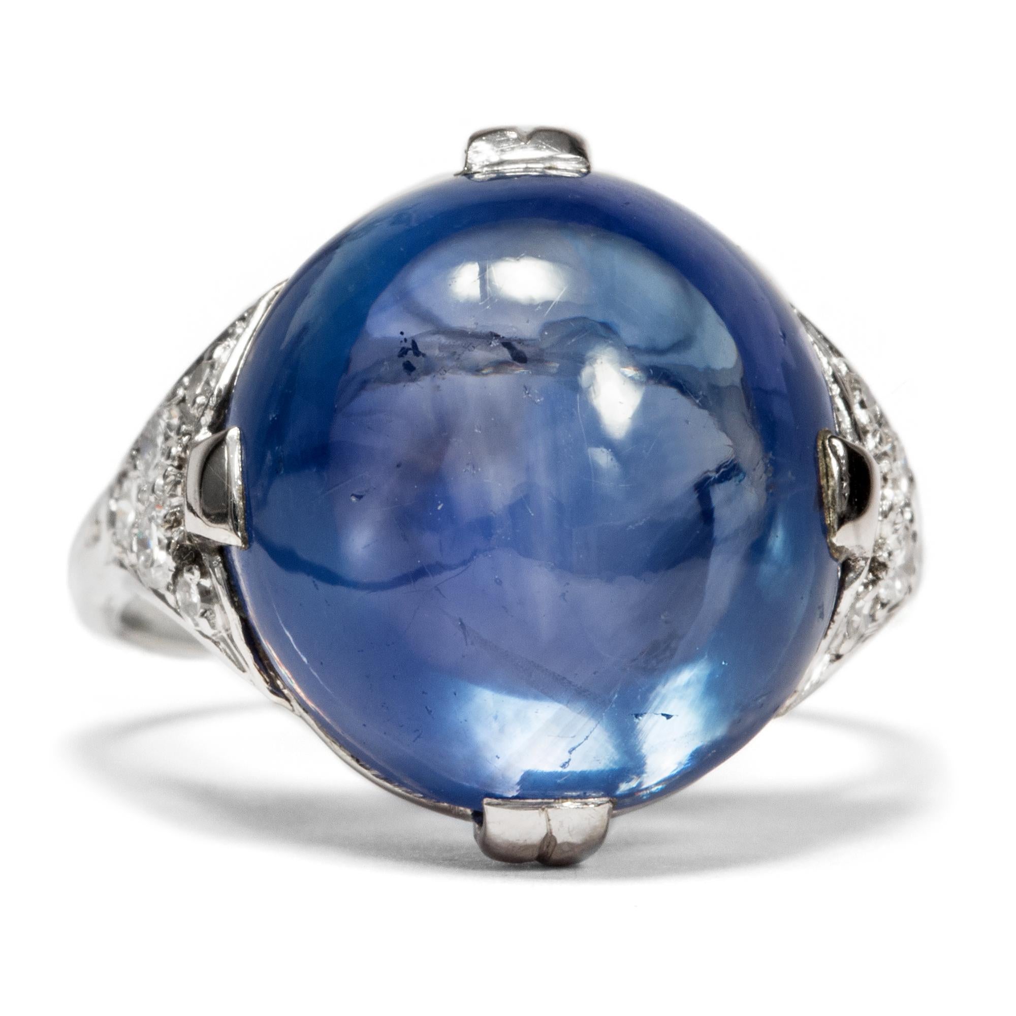 This white gold ring dating to the 1960s presents a real treasure: a natural, dark blue sapphire of approx. 16,00 ct is the focal point of its design. Its colour is a dark blue that changes with the movements of light and its wearer, beautifully