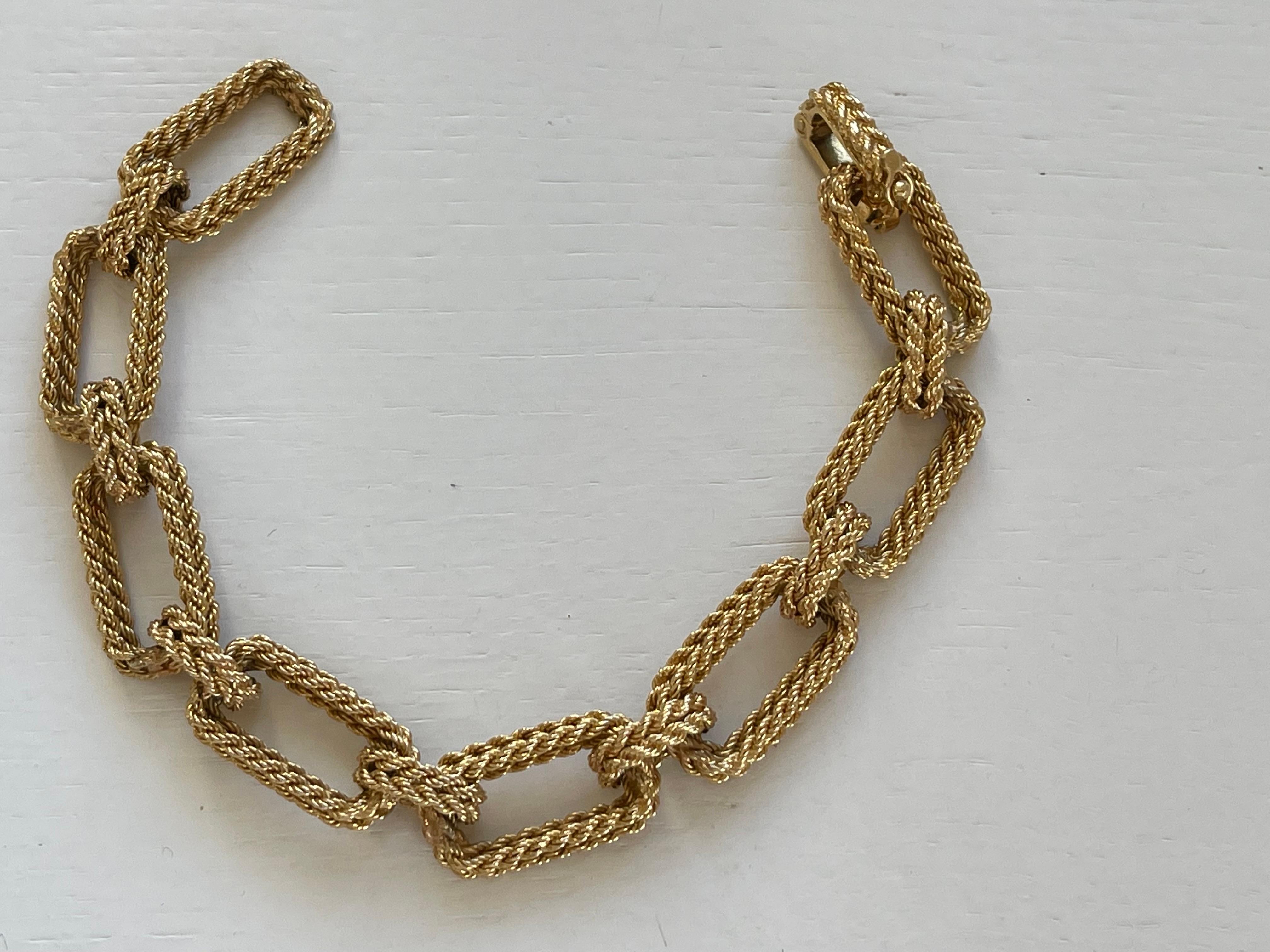 Vintage 18 K yellow Gold link bracelet with a length of 20 cm. You could easily add charms if desired. The individual link is 1.25 cm wide and 2.3 cm long. 
Rectangular, bold solid gold links bracelets are very much en Vogue! Wear this bracelet with
