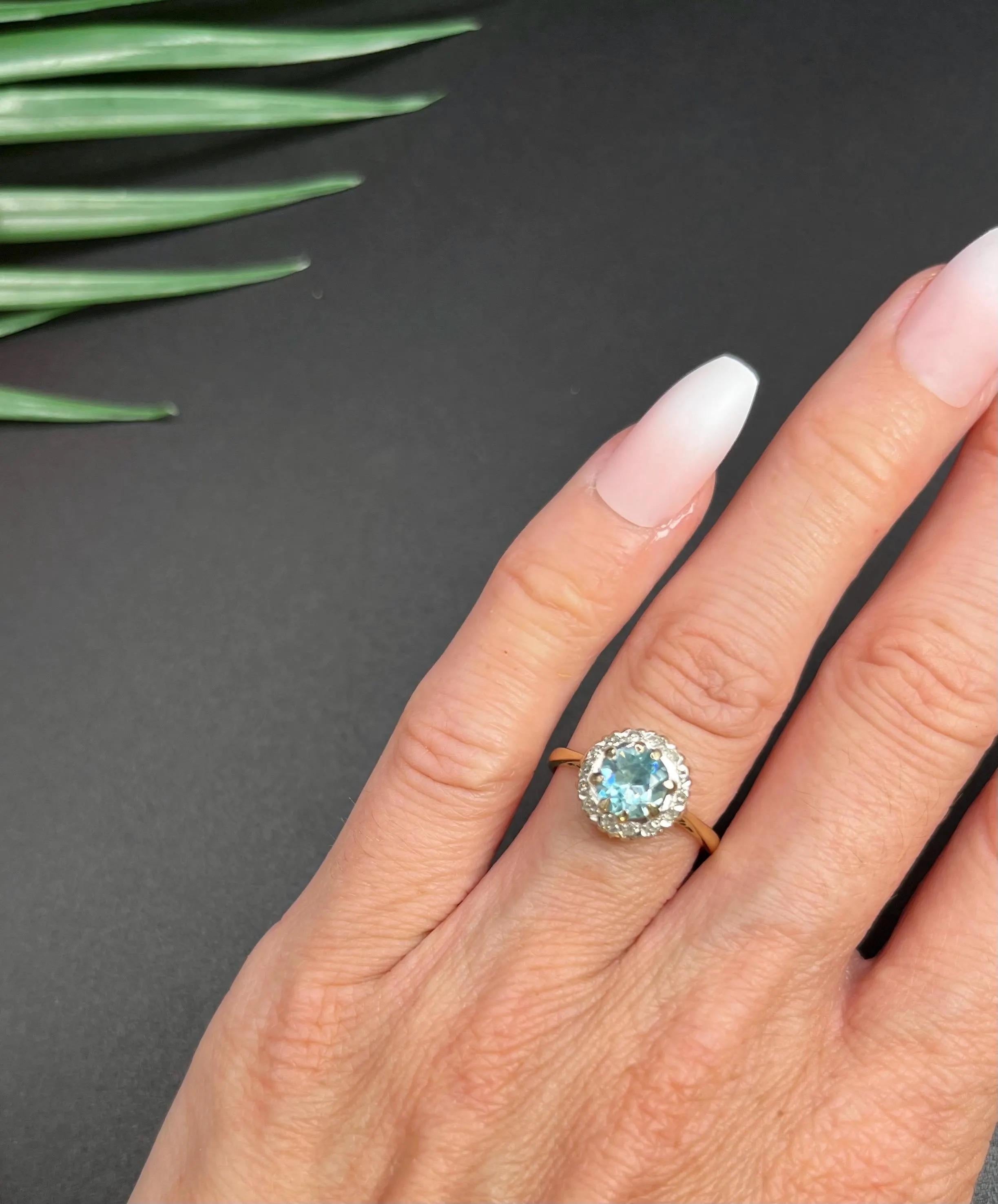 Anello vintage con zircone blu e diamante 

Oro 18ct stampato

Makers Mark JLD

Circa anni '60

Questo splendido anello a grappolo vintage degli anni '60 presenta un bellissimo zircone centrale e un favoloso grappolo di diamanti naturali. È montato
