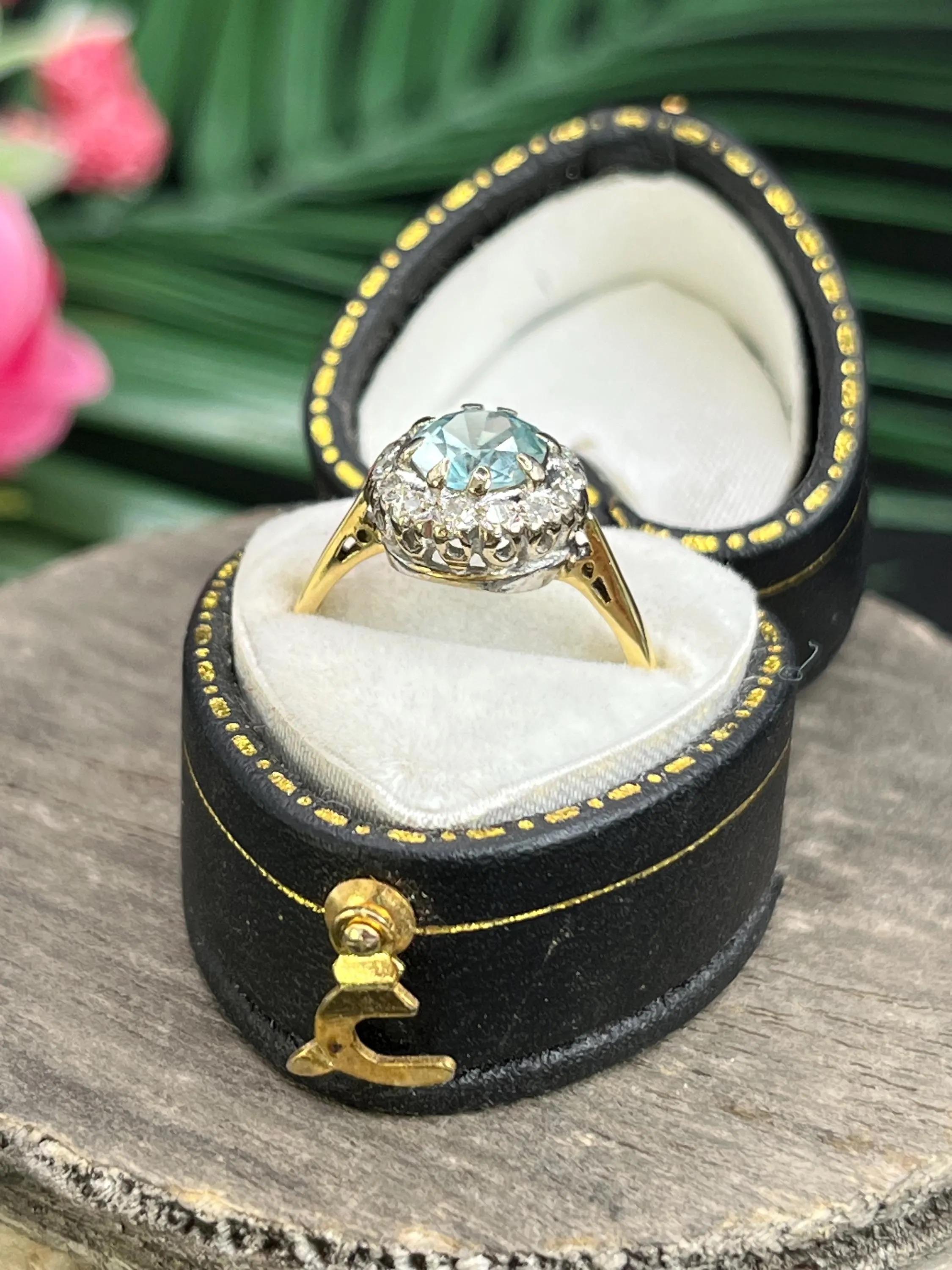 Taglio rotondo Anello a grappolo con zircone e diamante in oro 18 ct, Vintage By, anni '60 in vendita
