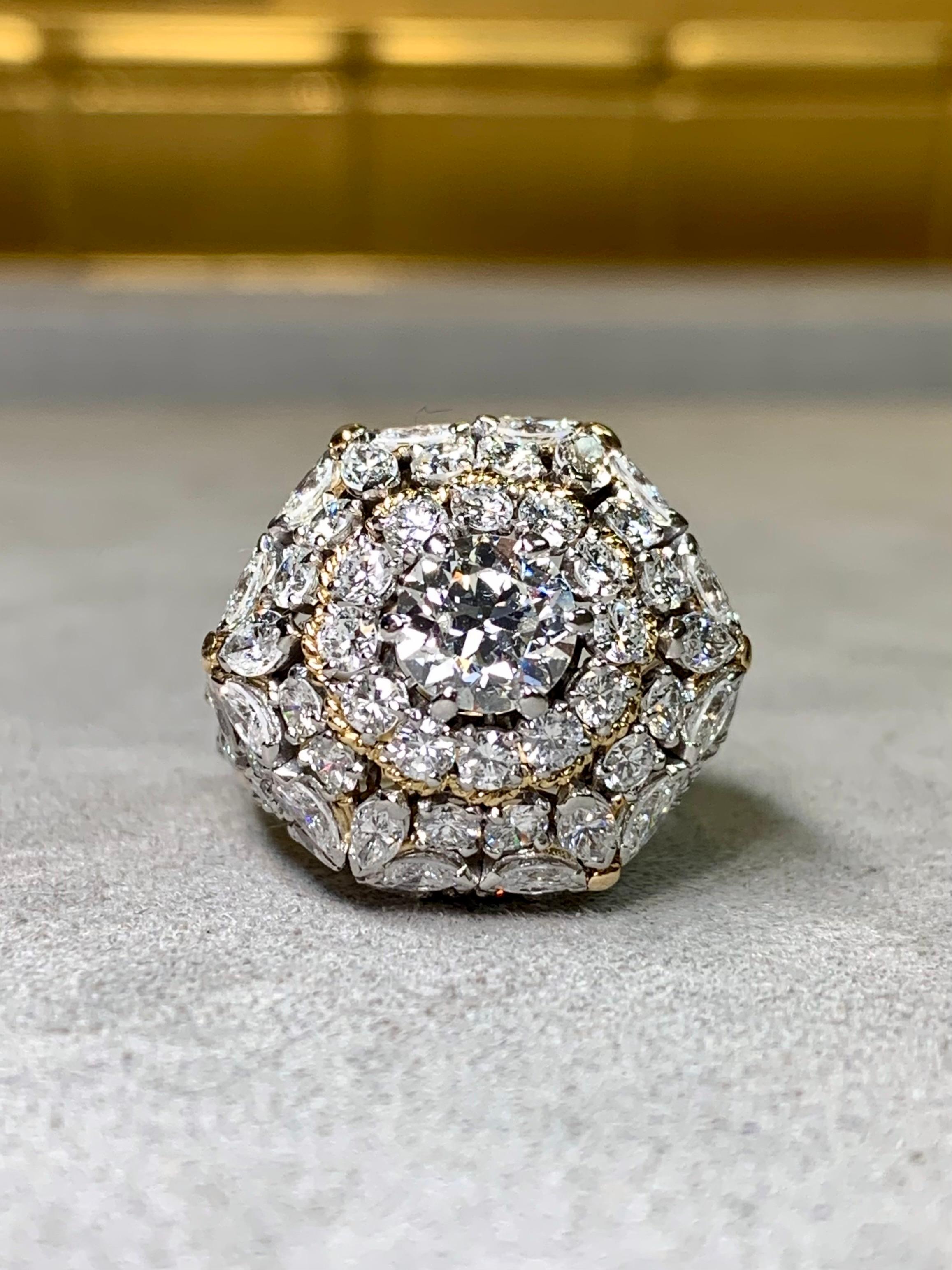 
Ein fabelhafter Vintage-Cocktailring aus 18 Karat Gelbgold und Platin, besetzt mit ca. 6,25 ct. Diamanten im Marquise- und Rundschliff, alle im Durchschnitt von G-I in der Farbe und Vs1-2 in der Reinheit. Er wird von einem etwa 1,10ct alten
