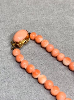 Vintage-Halskette aus den 1960er Jahren aus 18-karätigem Gelbgold mit rosa Korallenperlen in abgestufter Größe, 13,50 mm, 20”