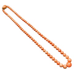 Vintage-Halskette aus den 1960er Jahren aus 18-karätigem Gelbgold mit rosa Korallenperlen in abgestufter Größe, 13,50 mm, 20”