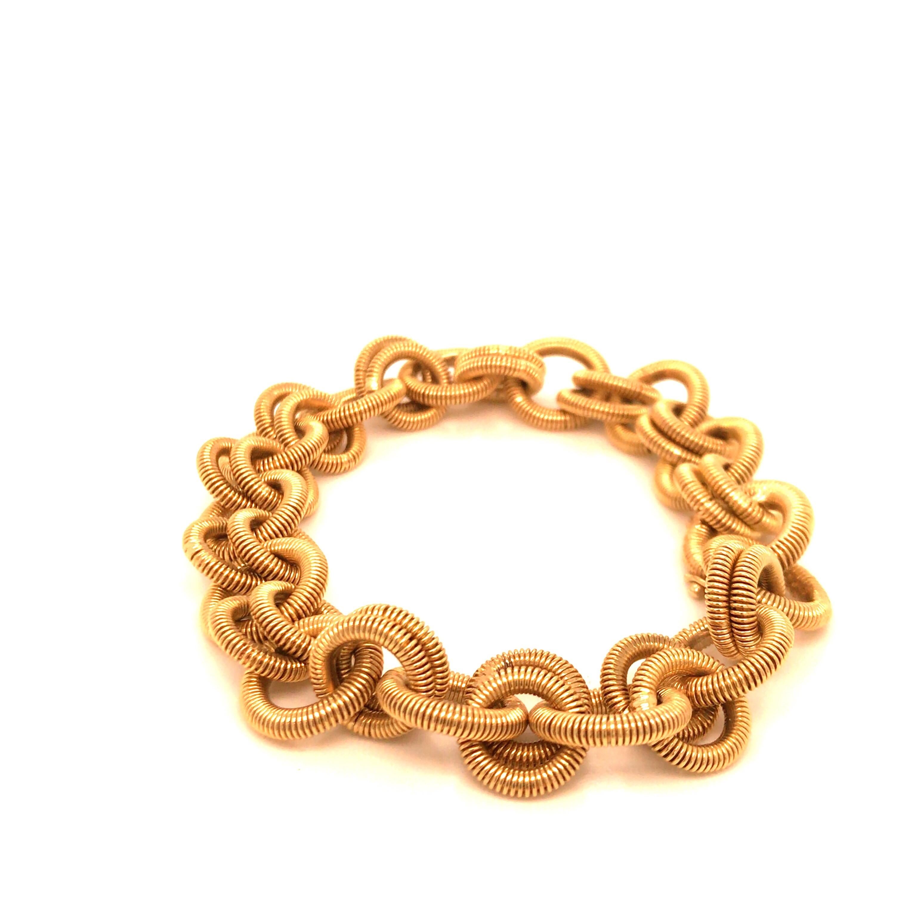 Vintage 1960's 18kt yellow gold coiled link bracelet - alternating with 1 larger link - that has a 12.5mm outer diameter - and 2 smaller links - 10.5mm outer diameter - with an overall length just shy of 7.5 inches. (19cm). It weighs 47.19 grams.