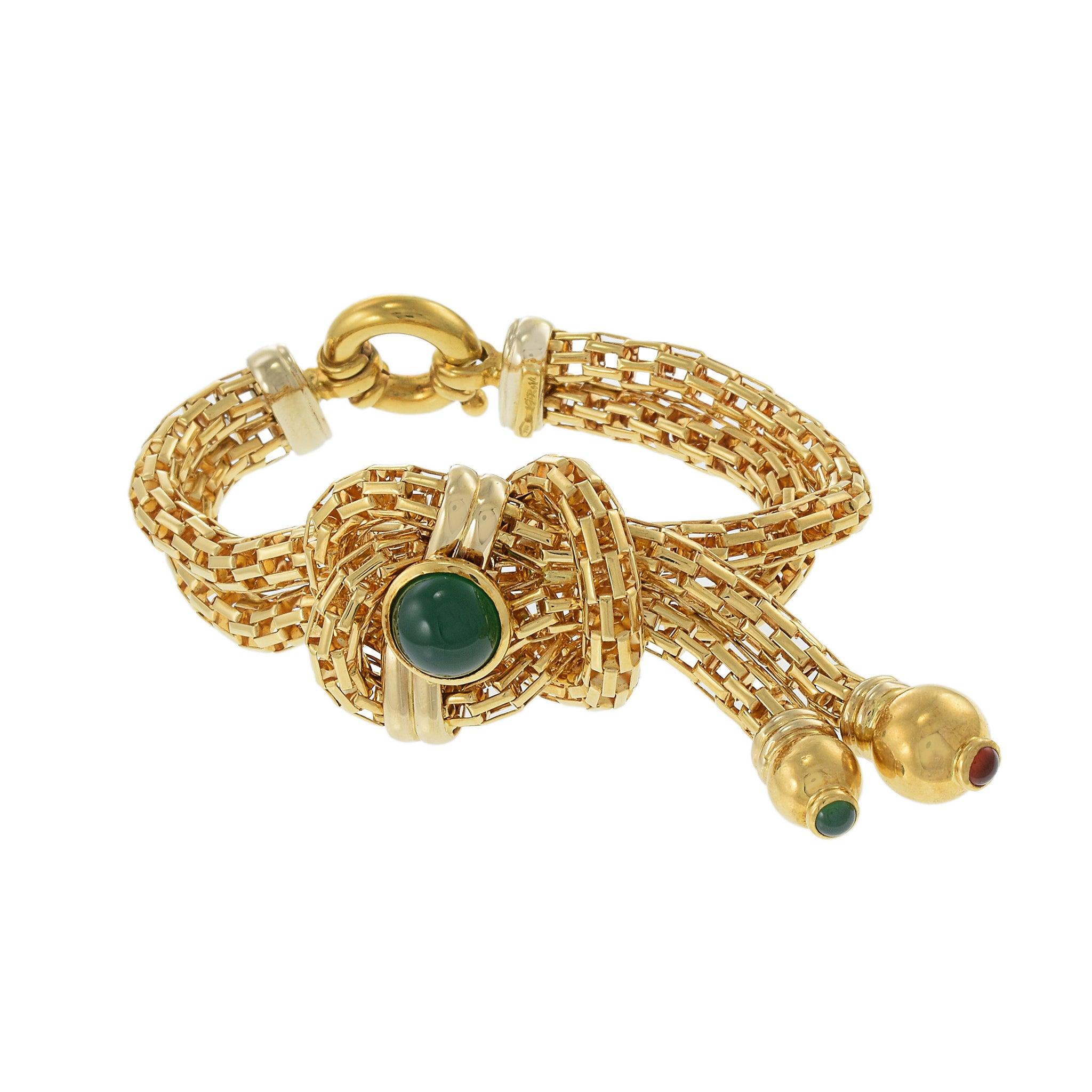 L'élégance vintage rencontre le style intemporel avec ce bracelet à glands en maille d'or jaune 18KT des années 1960. Réalisé en or jaune 18KT, ce bracelet est orné d'une pierre précieuse en onyx vert cabochon et d'une fermeture à genouillère. Avec