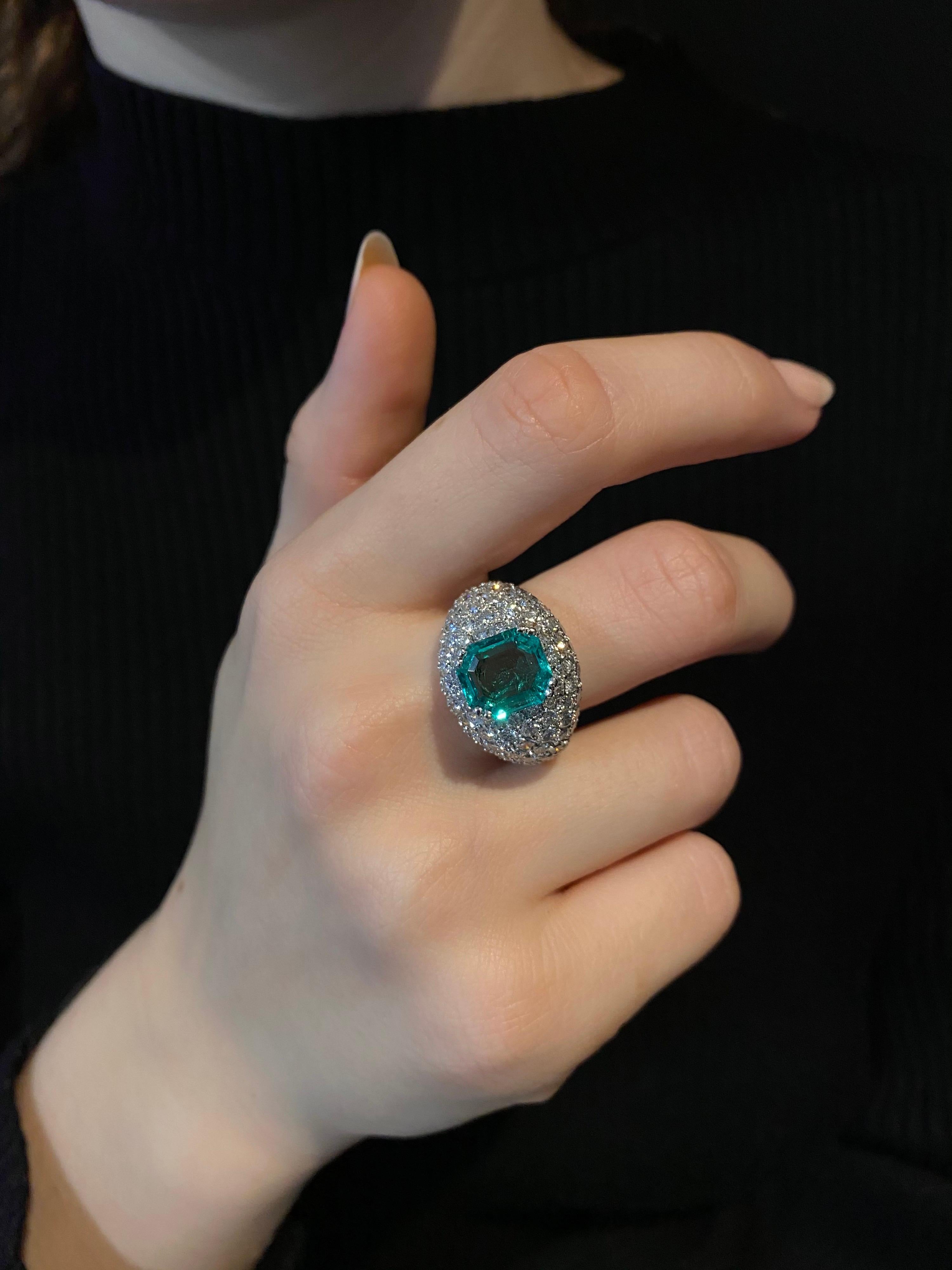 Vintage 1960s/1970s Colombian Emerald Diamond Bombe Cocktail Ring Platinum In Good Condition In Lisbon, PT