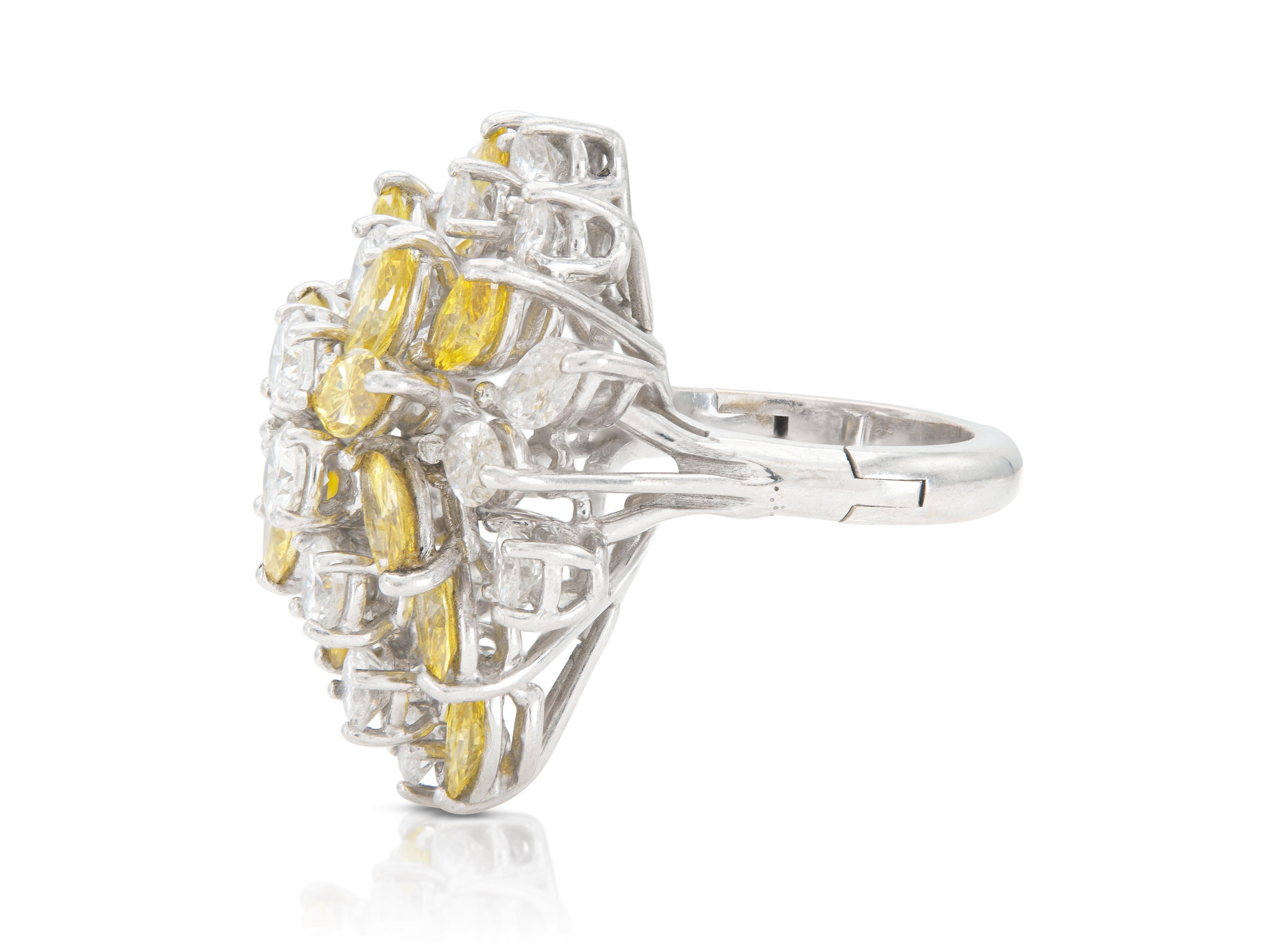 Taille Marquise Bague vintage des années 1960 avec diamants jaunes de 2,00 carats et diamants blancs de 3,00 carats en vente
