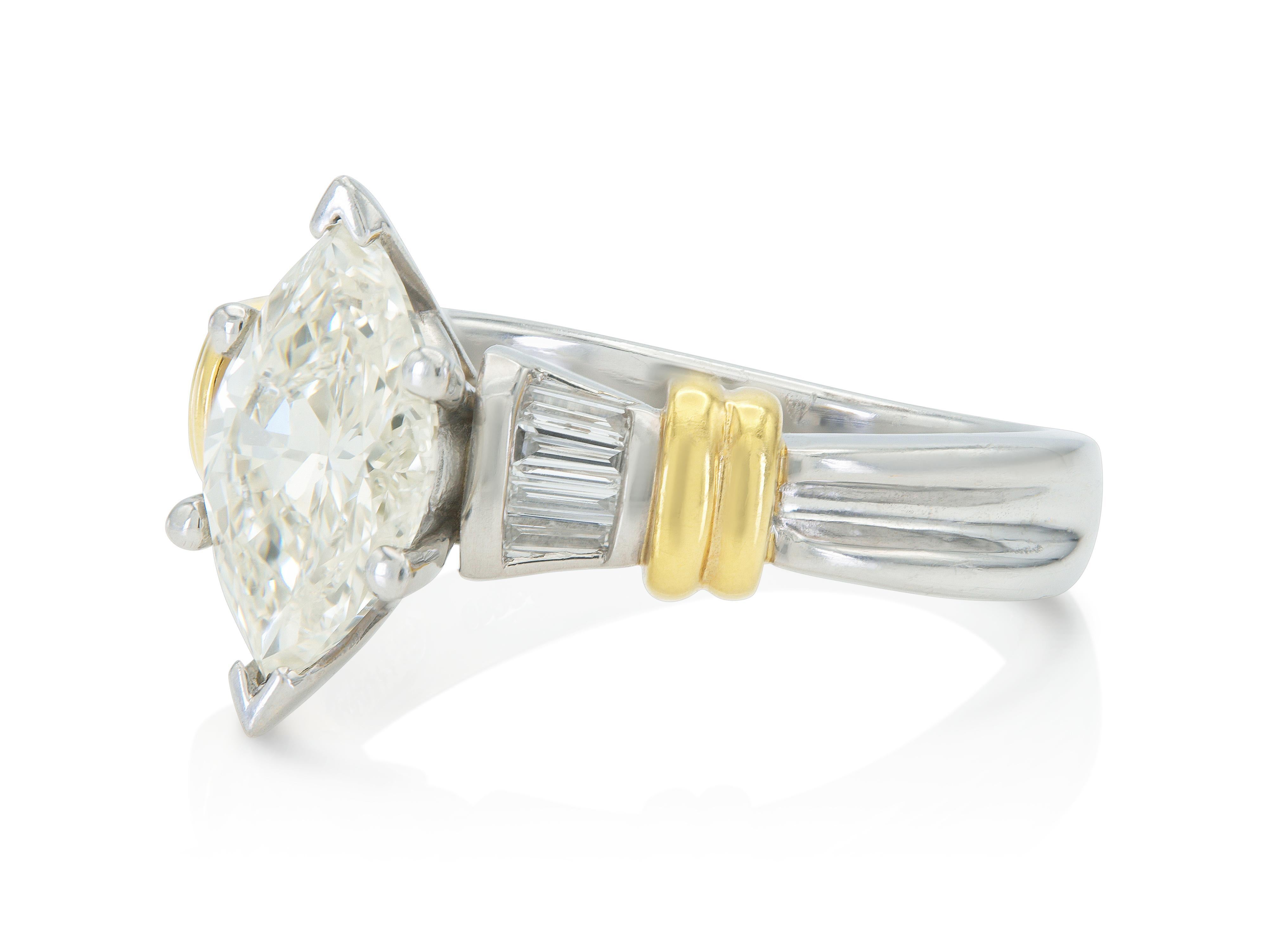 Fein in Handarbeit in Platin und 18 Karat Gelbgold mit einem zentralen Diamanten im Marquise-Schliff mit einem Gewicht von ca. 2,10 Karat, Farbe M-N, Reinheit SI1-SI2, mit seitlichen Diamanten im Baguetteschliff mit einem Gesamtgewicht von ca. 0,22