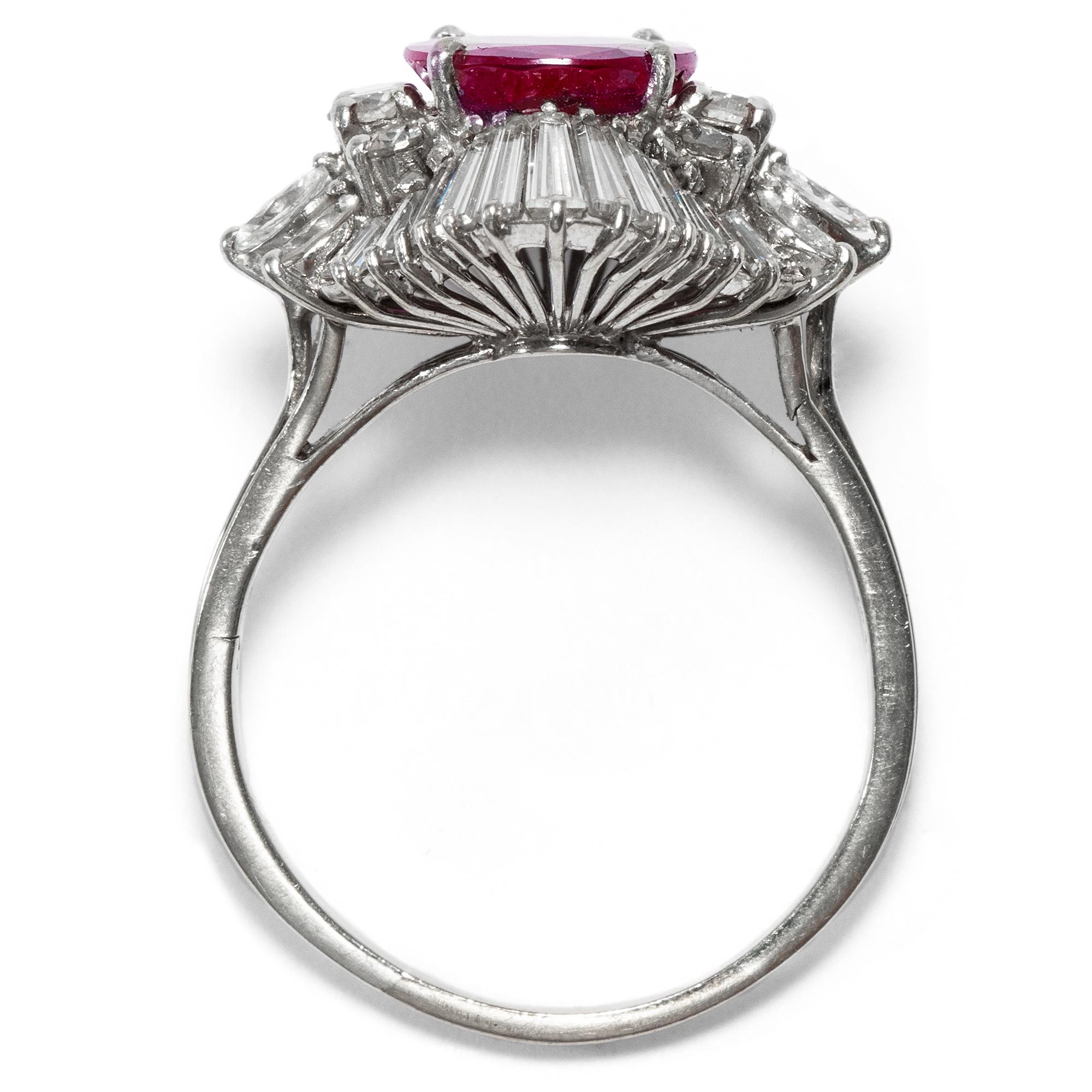 Vintage 1960s 3.2 Carat Ruby and 2.4 Carat Diamond Gold Ballerina Entourage Ring In Excellent Condition In Berlin, Berlin