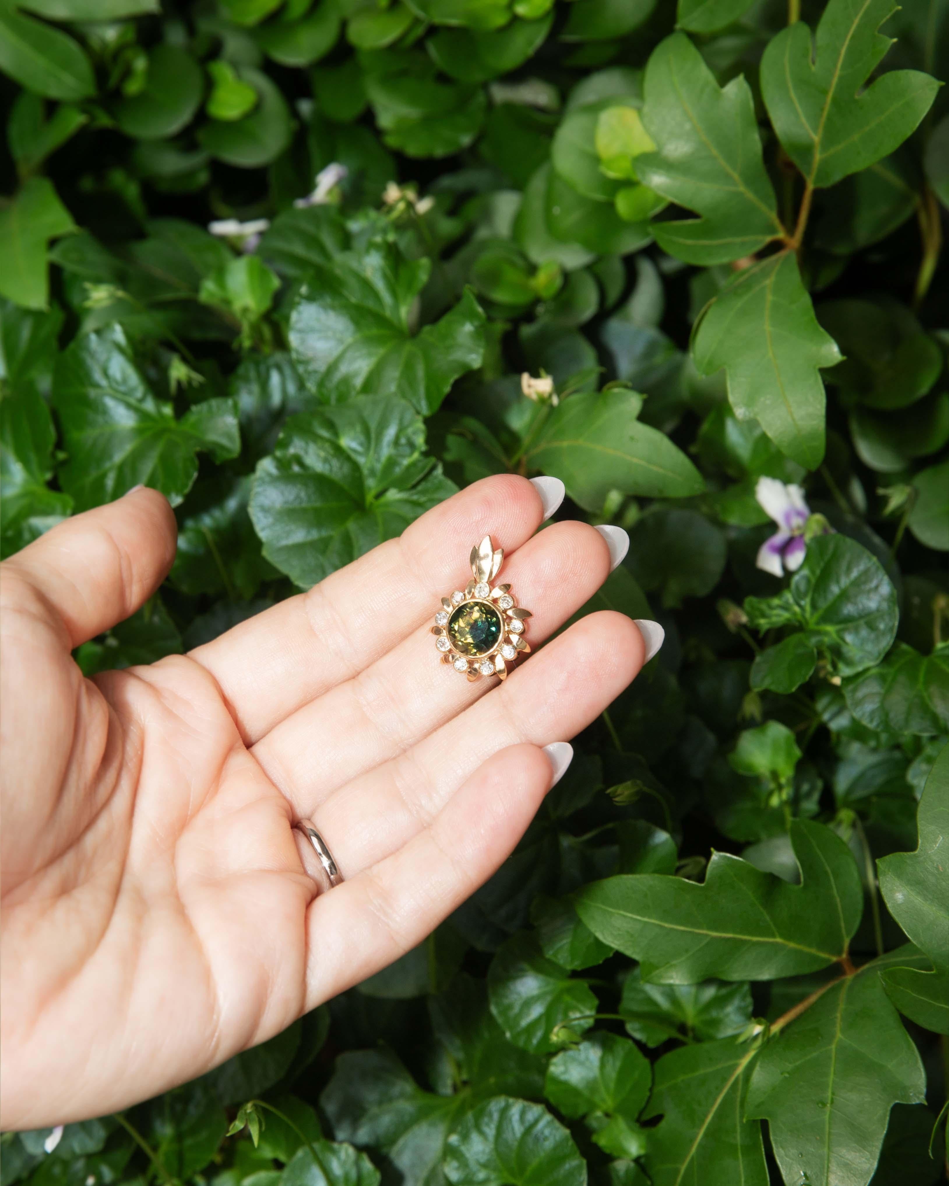 Taille ronde Pendentif tournesol en or 18 carats, diamants et saphir partiel de 4,65 carats, années 1960 en vente