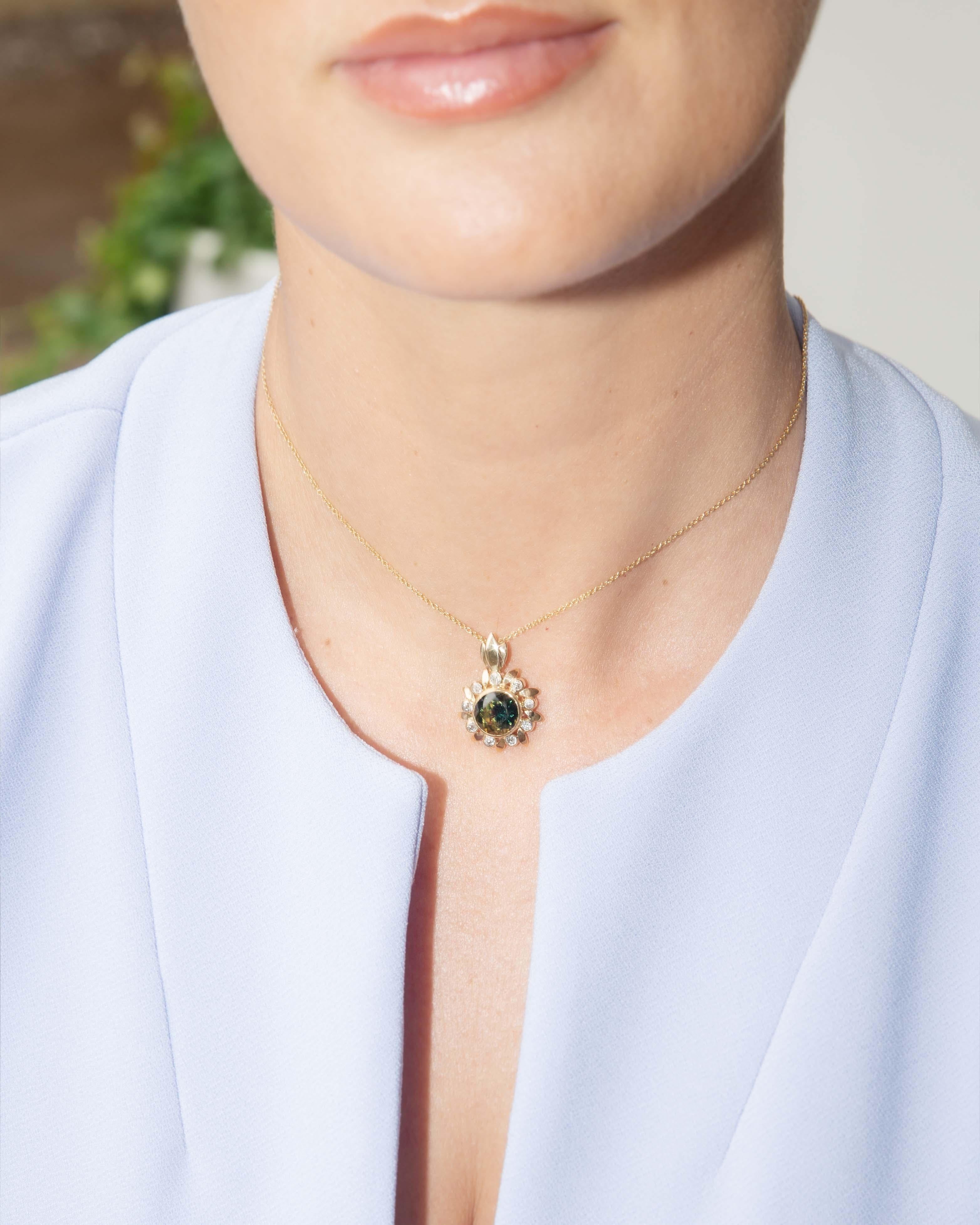 Pendentif tournesol en or 18 carats, diamants et saphir partiel de 4,65 carats, années 1960 Pour femmes en vente