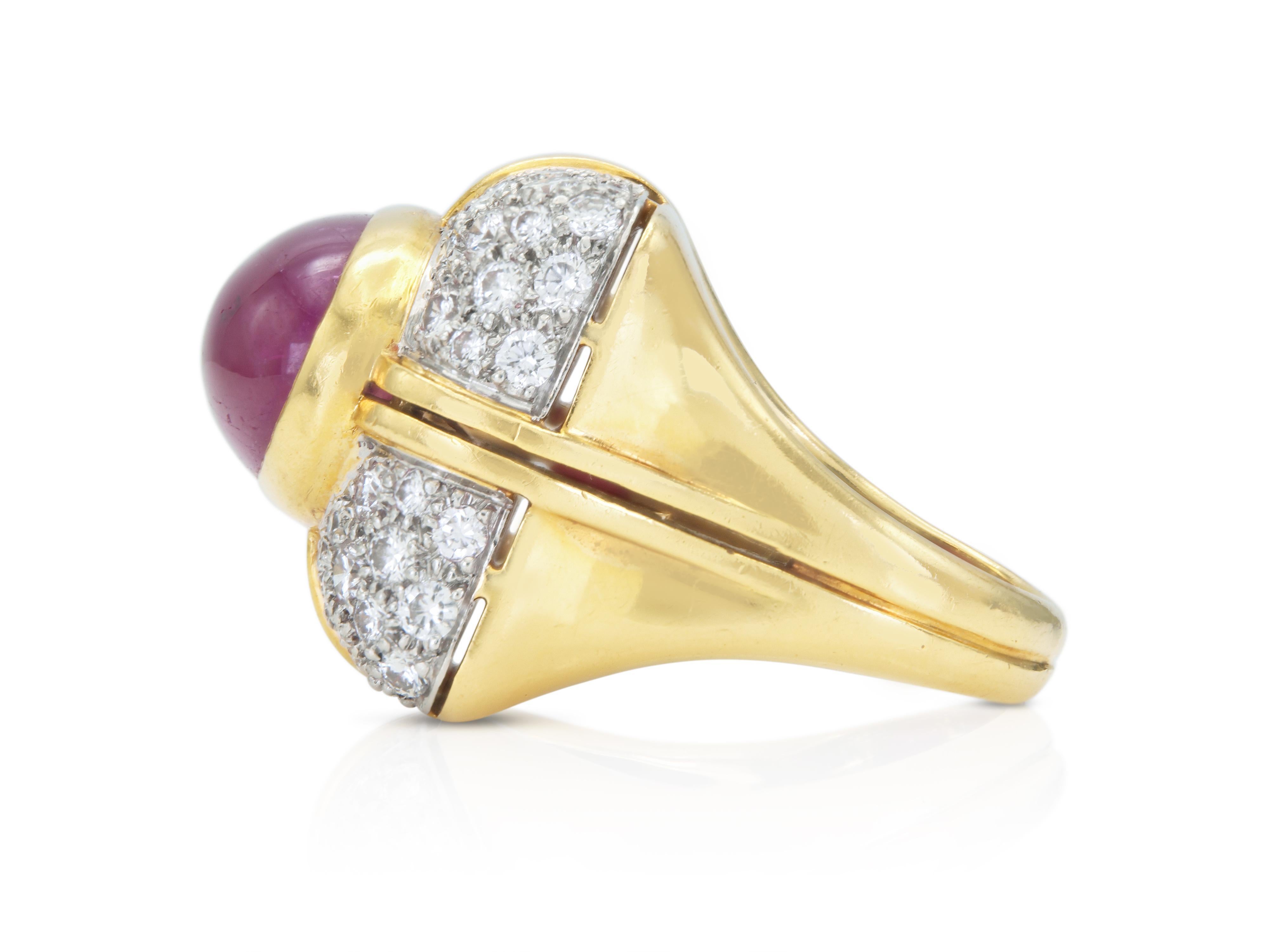 Taille cabochon Vintage 1960s 5.00 Carat Cabochon Ruby Ring with Diamonds en vente