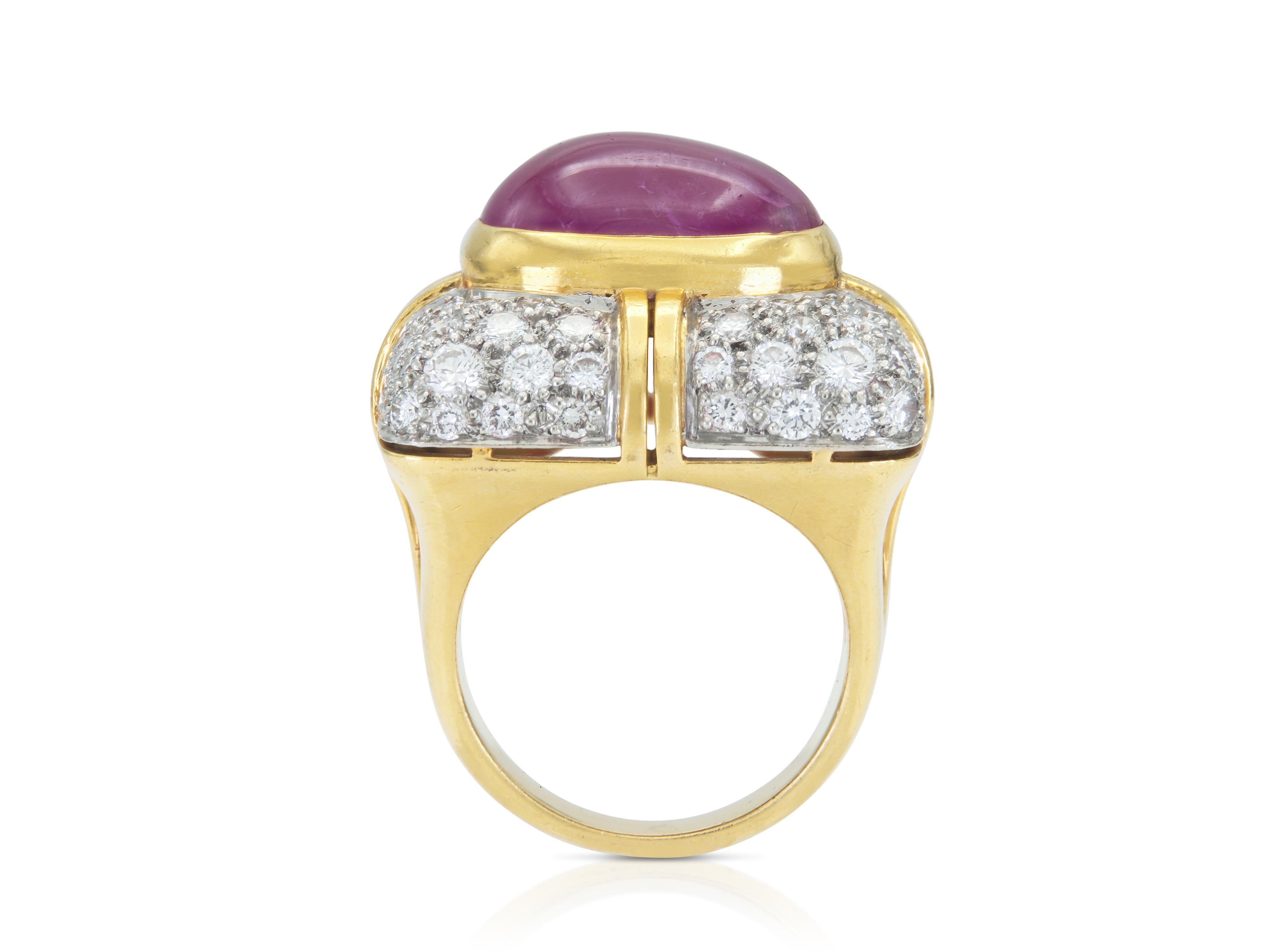 Vintage 1960s 5.00 Carat Cabochon Ruby Ring with Diamonds Bon état - En vente à New York, NY