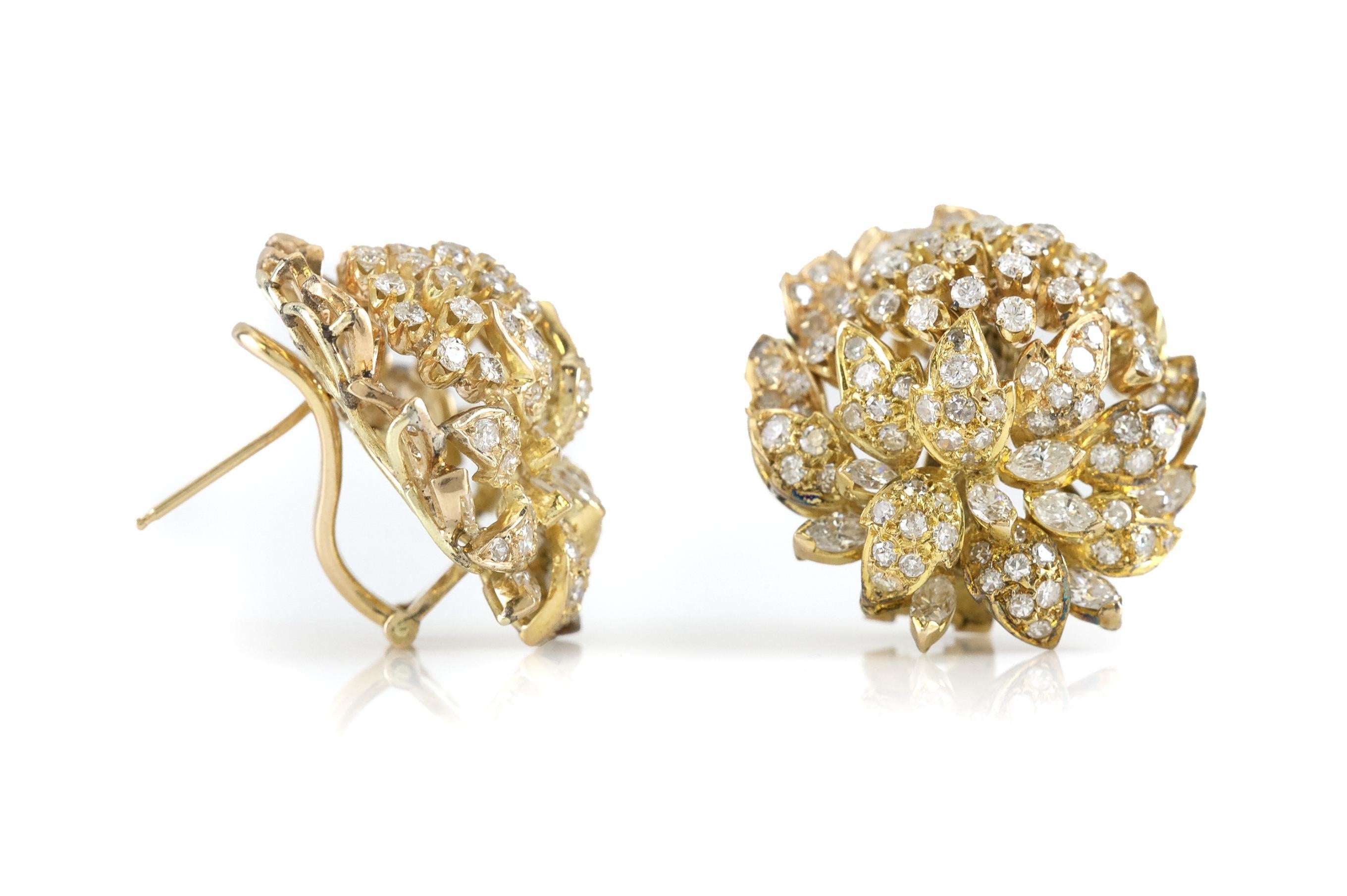 Fein gearbeitet in 18 Karat Gelbgold mit Diamanten im Marquise- und Rundbrillantschliff mit einem Gesamtgewicht von etwa 5,00 Karat.
Circa 1960er Jahre
1 Zoll Durchmesser