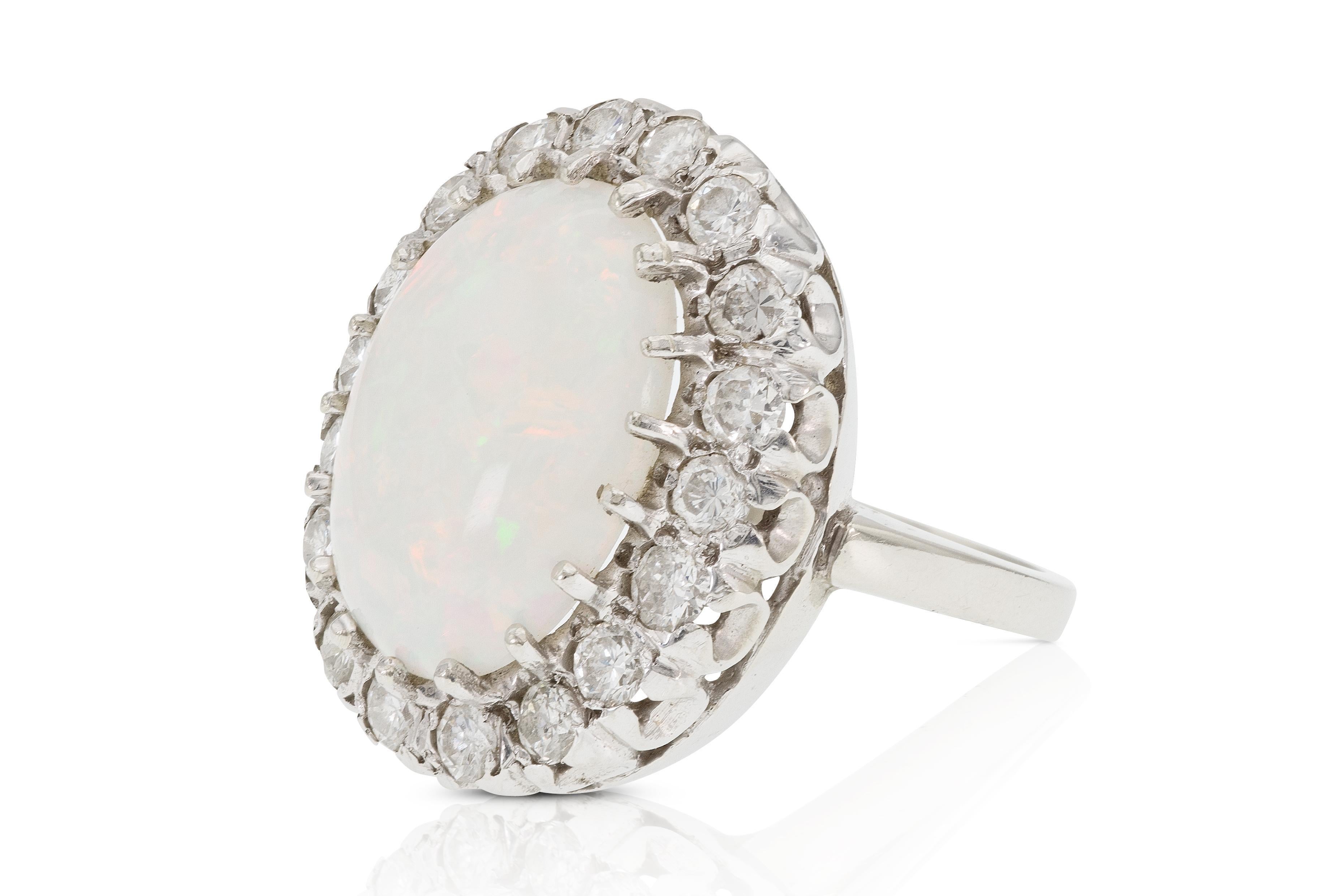 Finemente realizzato in oro bianco 14k con un'opale cabochon e diamanti rotondi taglio Brilliante per un peso totale di circa 1,50 carati.
Circa anni '60
Misura 5 1/4, ridimensionabile