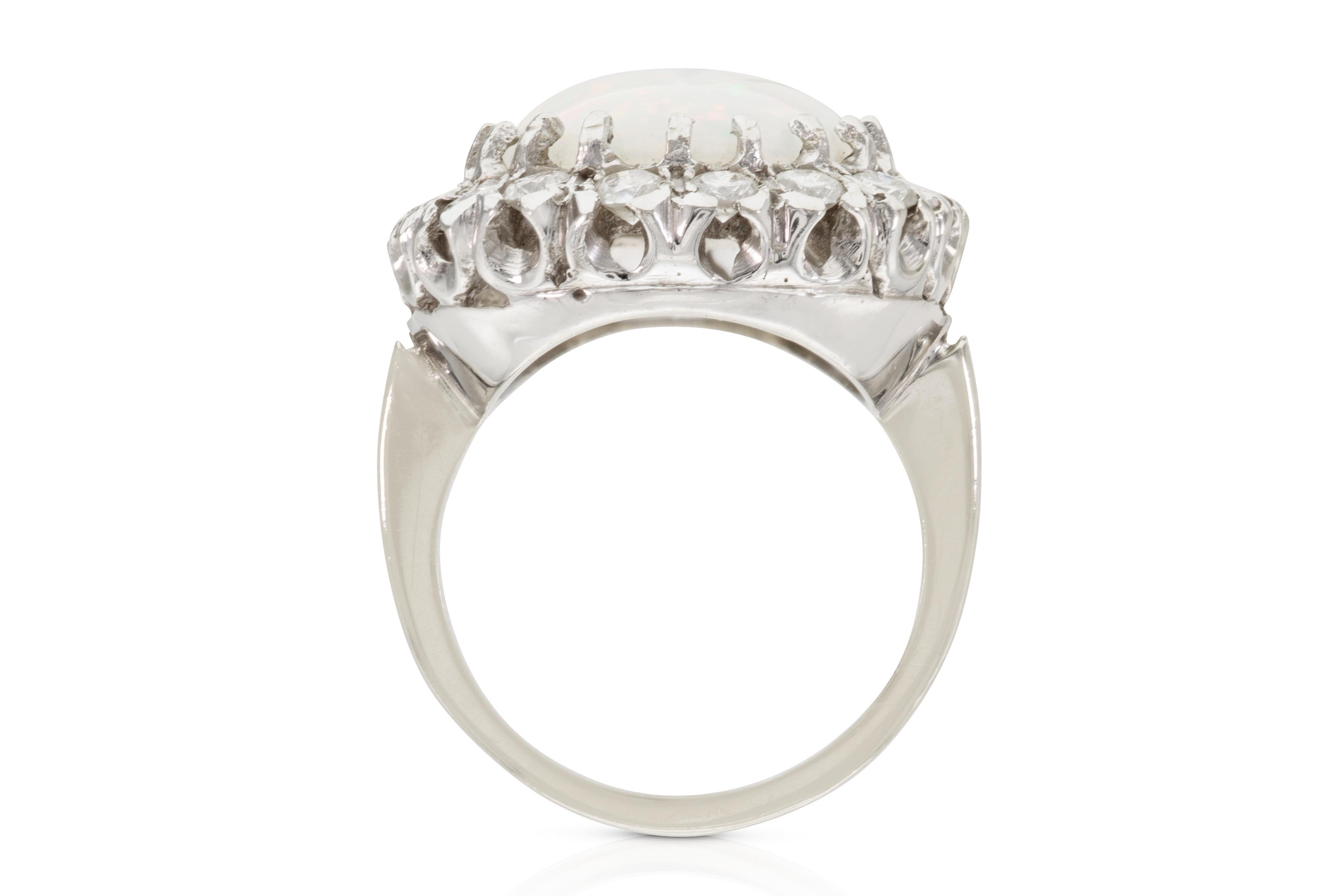 Anello di opale da 5,00 carati con diamanti, Vintage By 1960 In condizioni buone in vendita a New York, NY