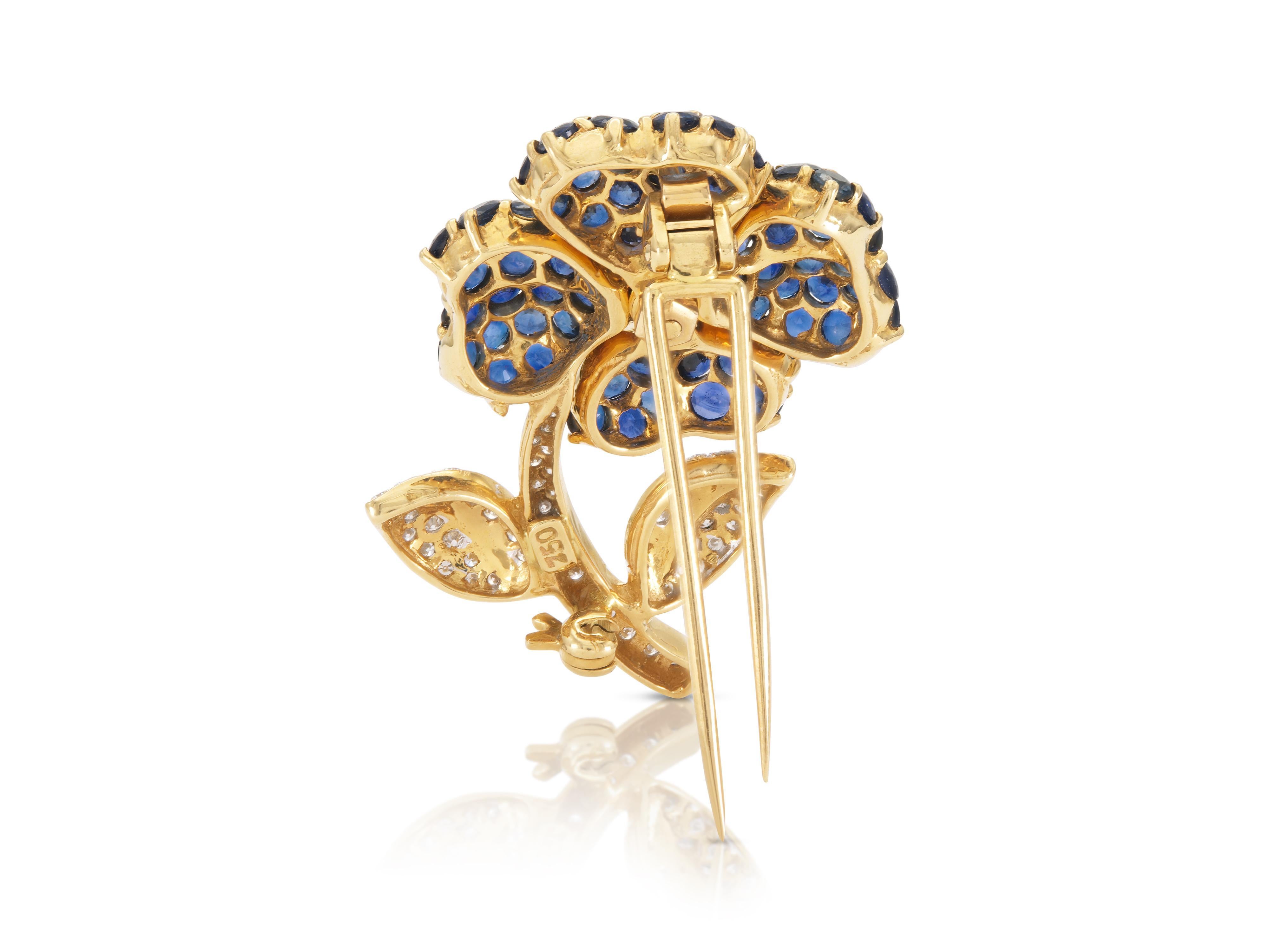 Vintage 1960s 6.30 Carat Sapphire Flower Brooch with Diamonds In Good Condition For Sale In New York, NY