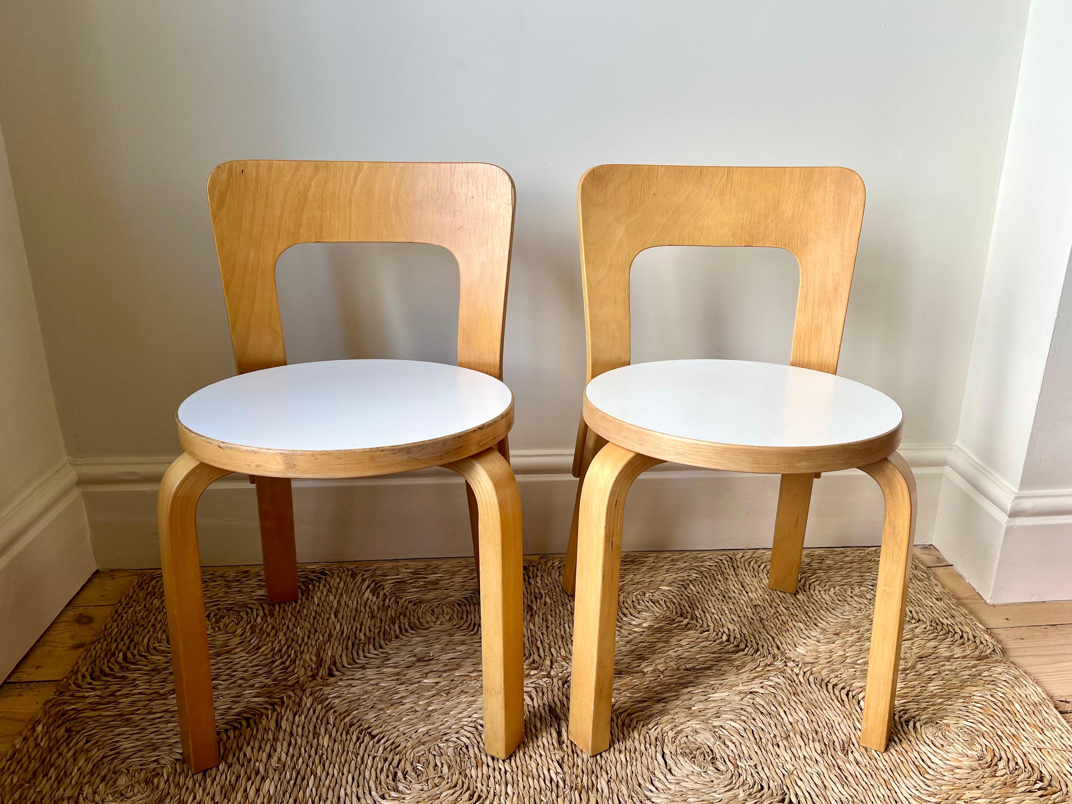 2 disponibles - Prix par chaise

Chaises pour enfants d'Alvar Aalto, modèle N65 pour Artek, Finlande.

Les chaises datent des années 60-70 et sont vendues aux États-Unis par ICF New York. Des labels sont présents sur la face inférieure.

Bois courbé