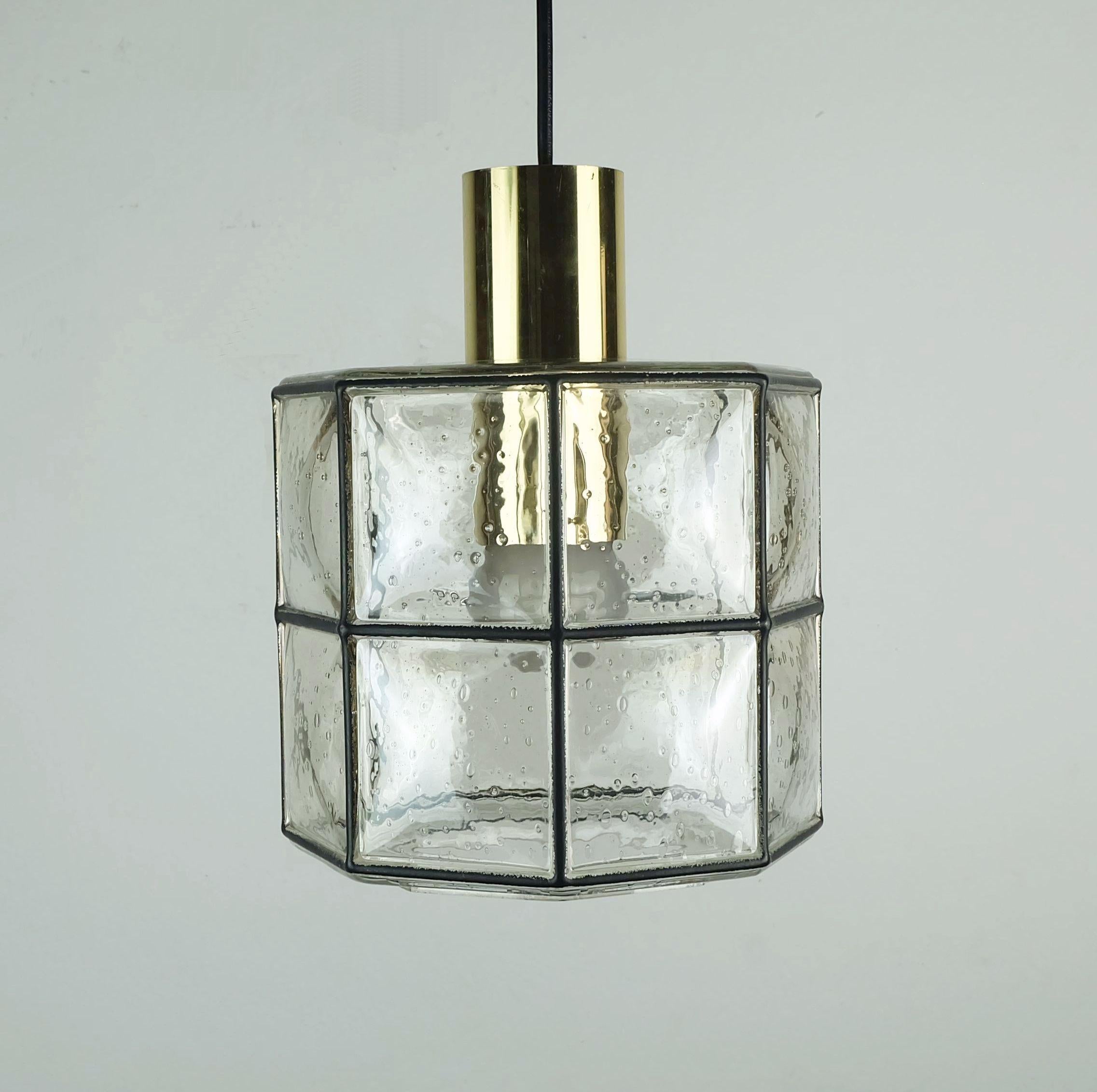 Fantastica lampada a sospensione vintage prodotta tra gli anni '60 e '70 da Glashuette Limburg, Germania occidentale. Paralume in vetro trasparente con linee nere che danno l'impressione del ferro tra i campi geometrici. La base è in ottone lucido.