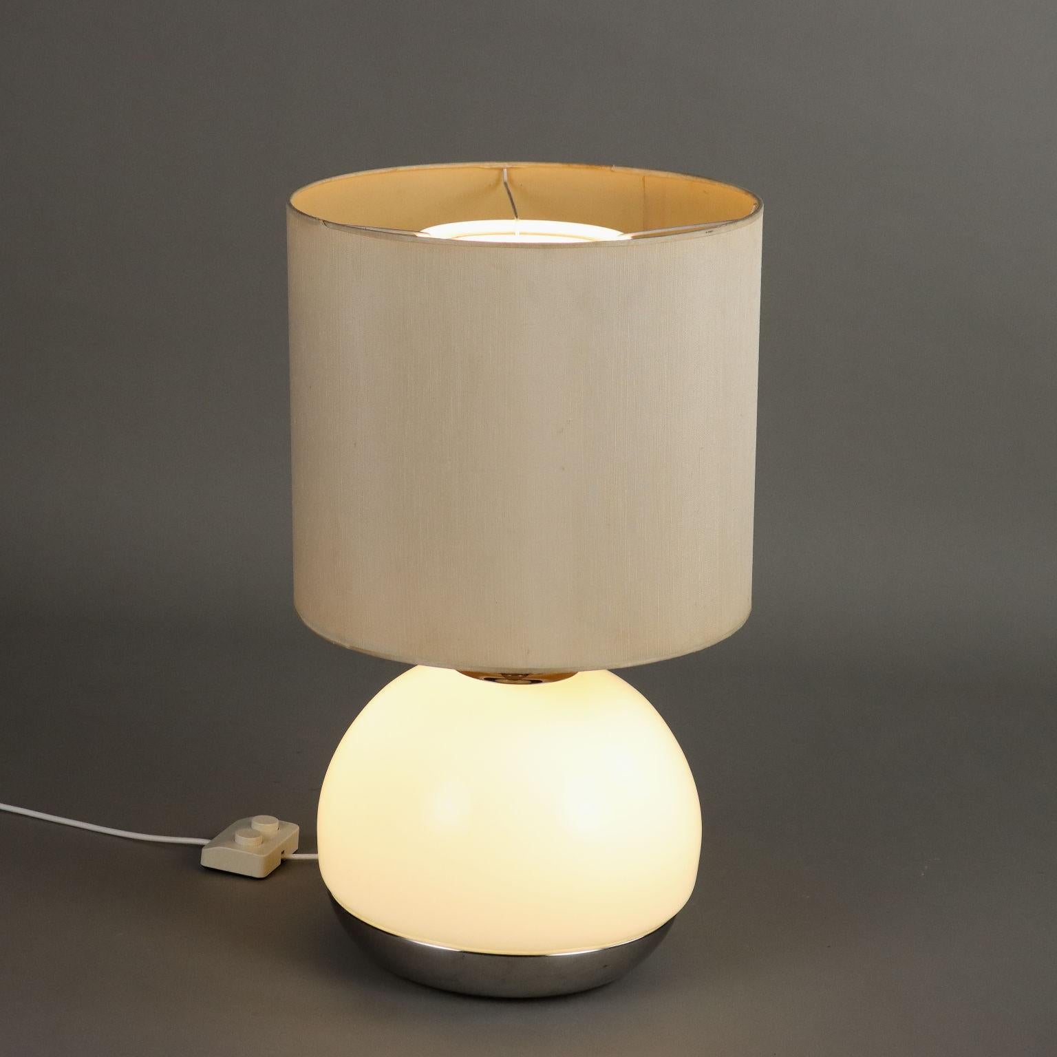 Lampe à poser avec double interrupteur, base en aluminium chromé, abat-jour en verre blanc et tissu plastifié.