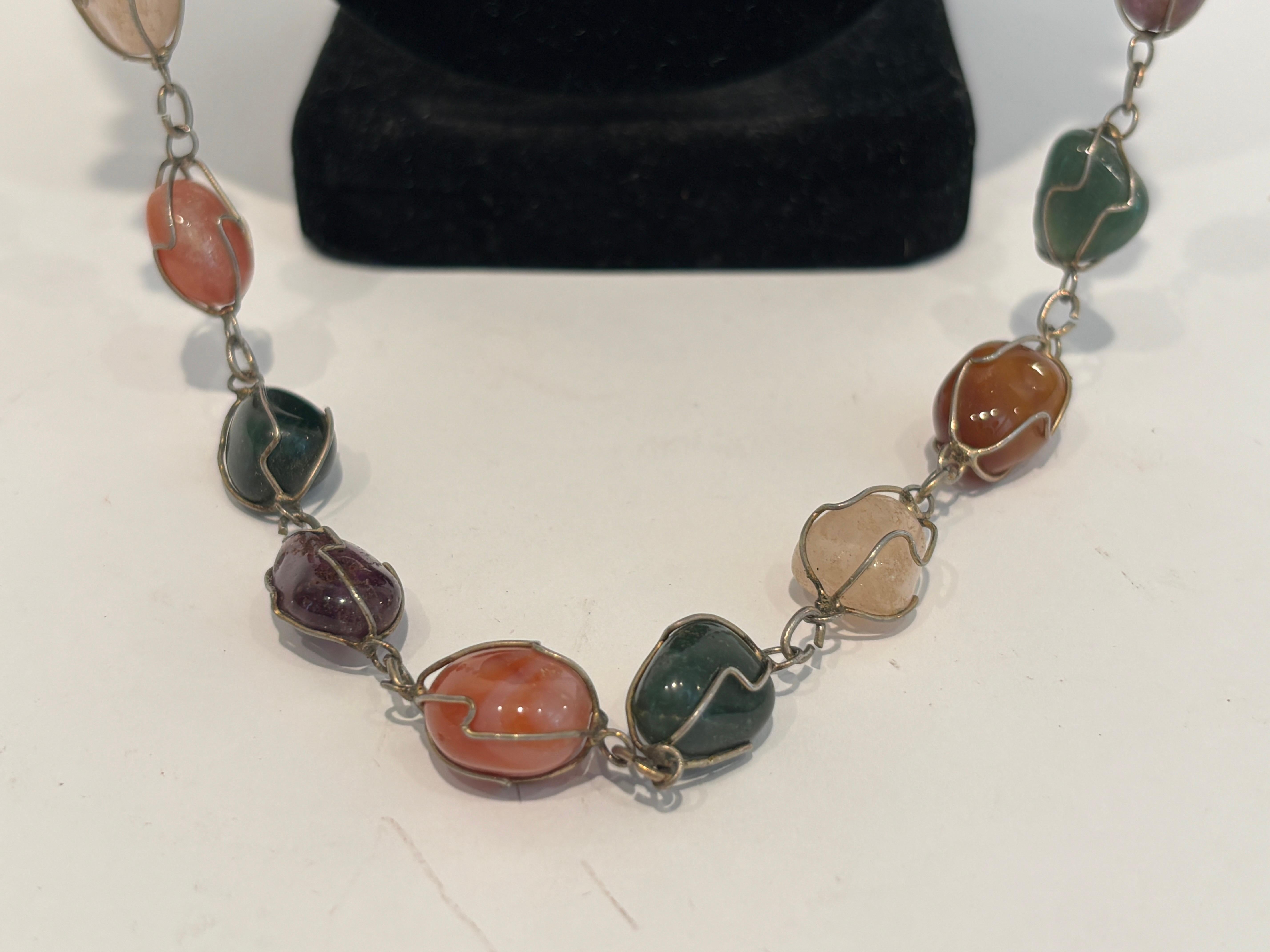 Artisan Vintage 1960s-70s Semi-Precious Stone Necklace Silver Wire Cage Design en vente