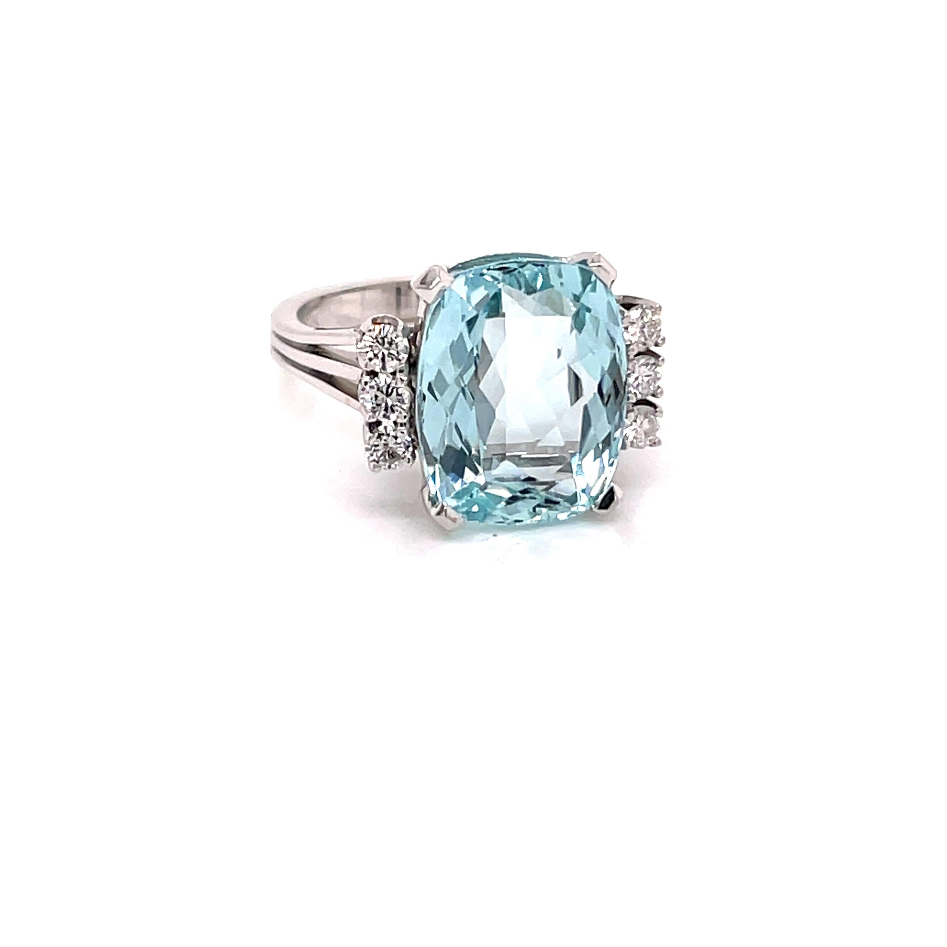 Vintage 1960's 7.35ct Cushion Cut Aquamarine ring with Diamonds - L'aigue-marine pèse environ 7.35ct et mesure 13.7 x 11mm.  Elle est rehaussée de 6 diamants ronds de taille brillant pesant approximativement 0,36ct G -H couleur SI clarté.  La