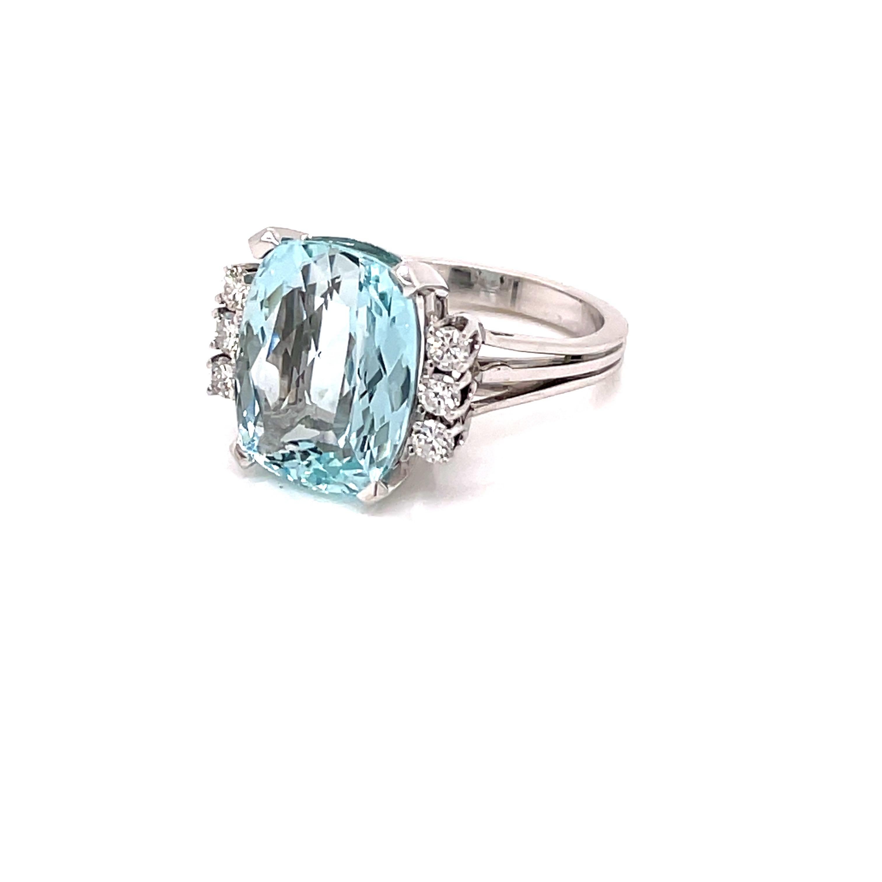 Vintage 1960's 7.35ct Cushion Cut Aquamarine Ring with Diamonds In Good Condition For Sale In Boston, MA