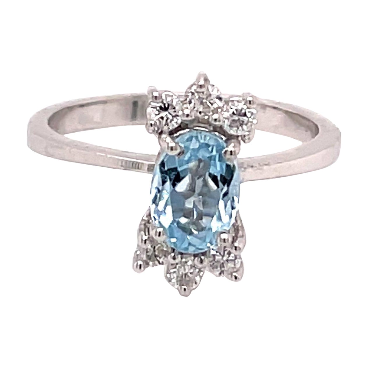 Anillo vintage de aguamarina talla oval de los años 60 de 0,75 ct con diamantes