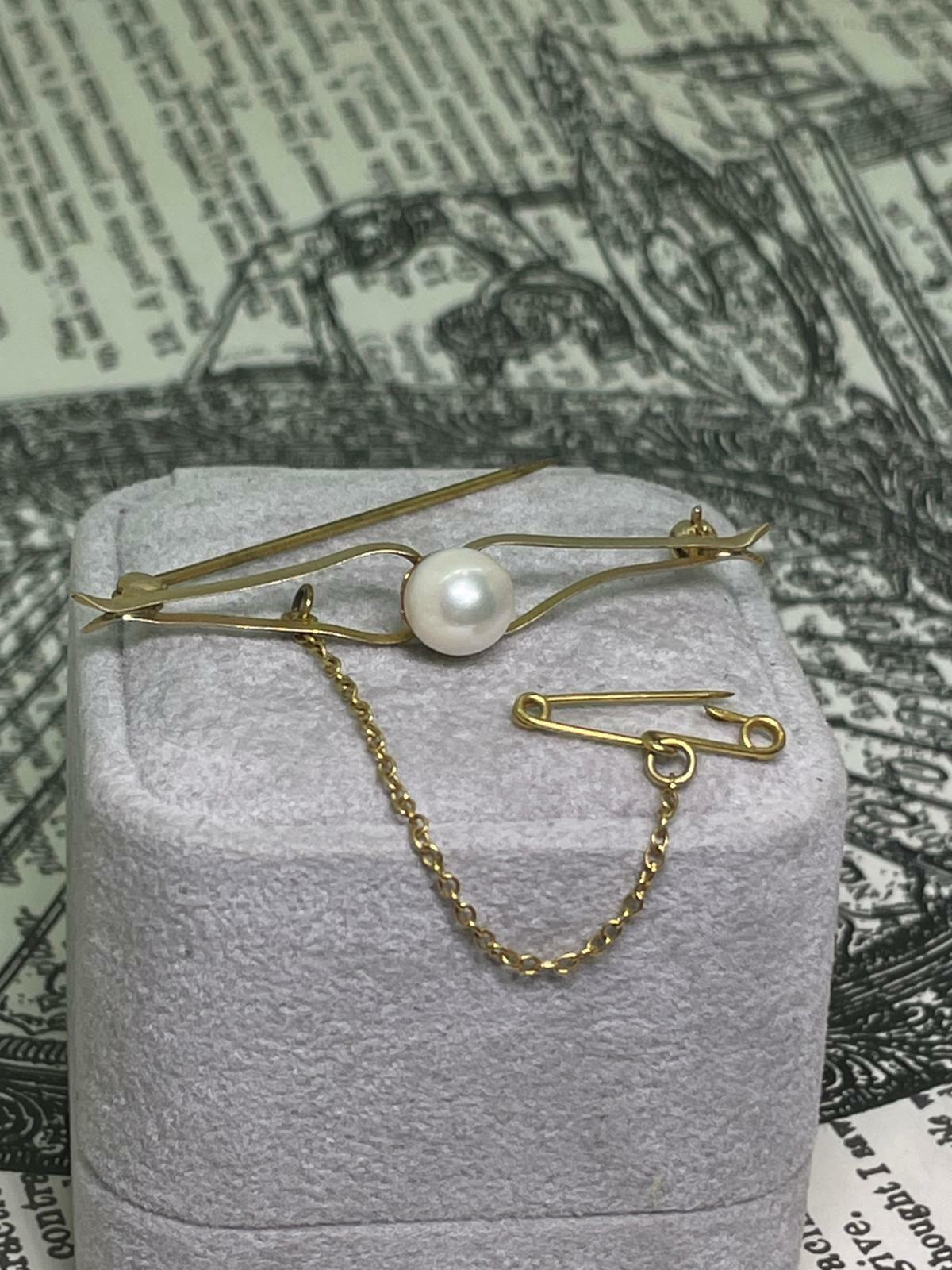 Retro Vintage 1960's 8mm Pearl & 9K Gold Bar Brooch, with security chain. For Sale
