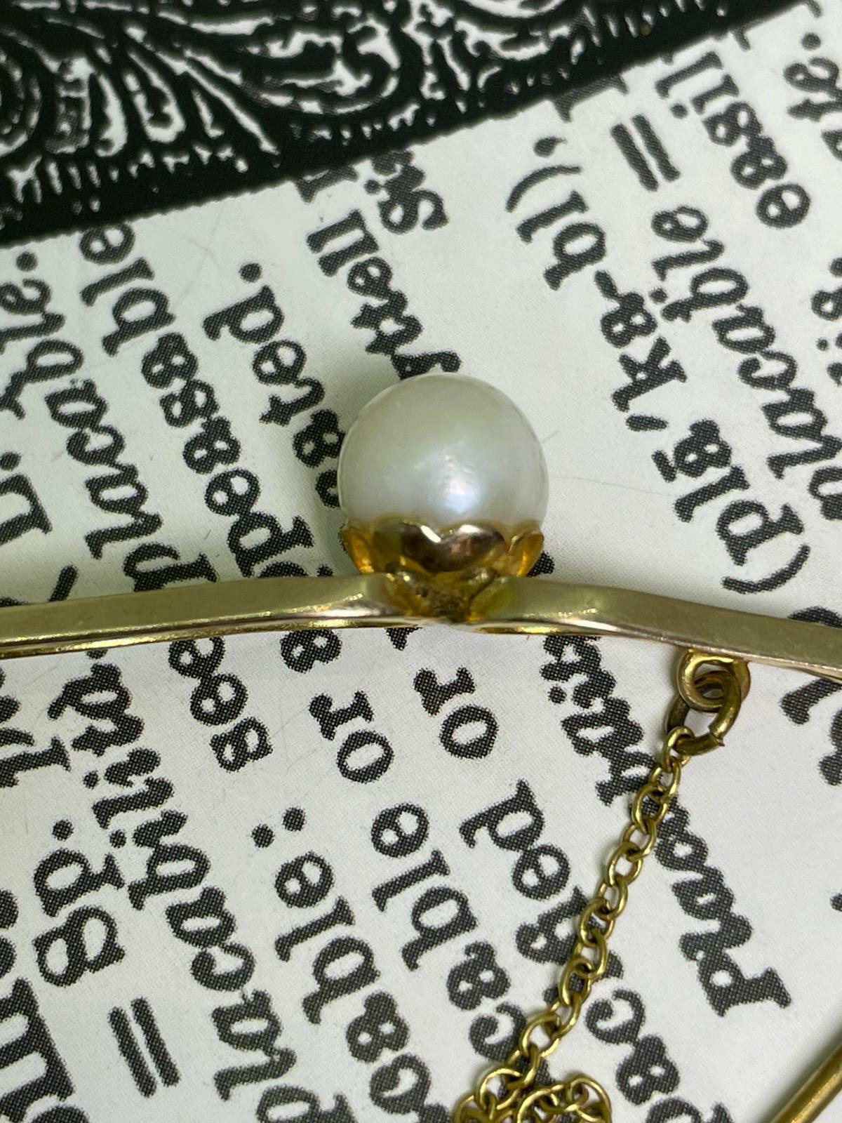Round Cut Vintage 1960's 8mm Pearl & 9K Gold Bar Brooch, with security chain. For Sale