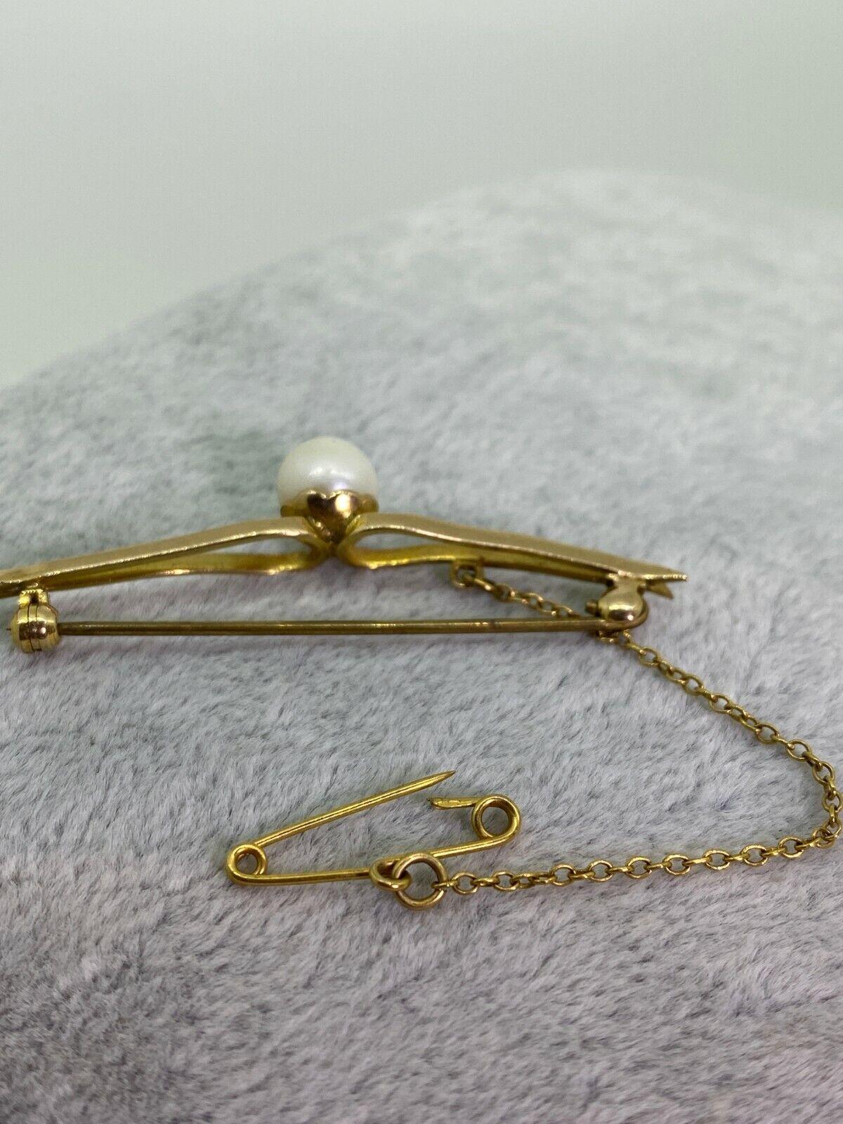 Women's Vintage 1960's 8mm Pearl & 9K Gold Bar Brooch, with security chain. For Sale