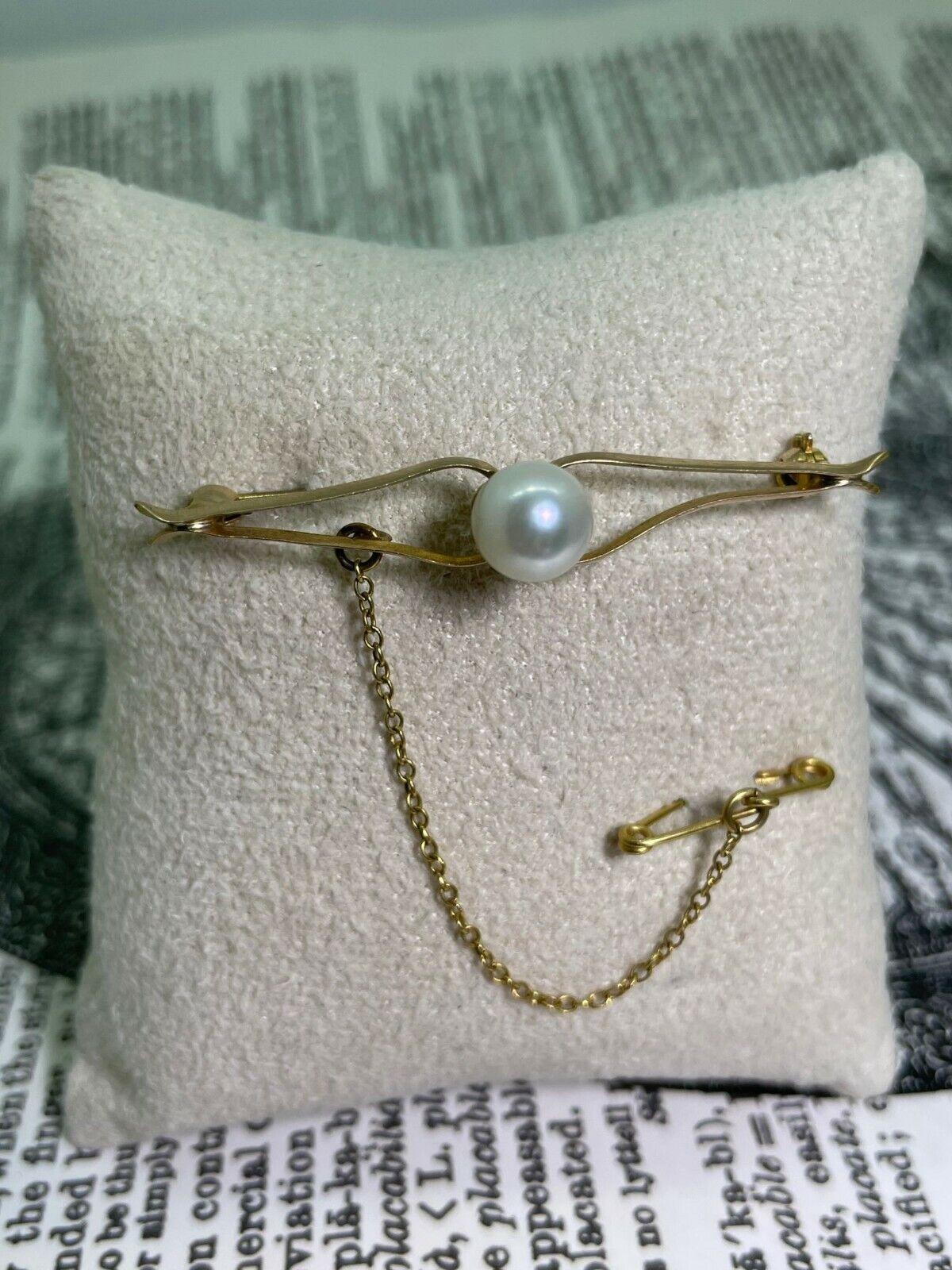 Vintage 1960's 8mm Pearl & 9K Gold Bar Brooch, with security chain. For Sale 1