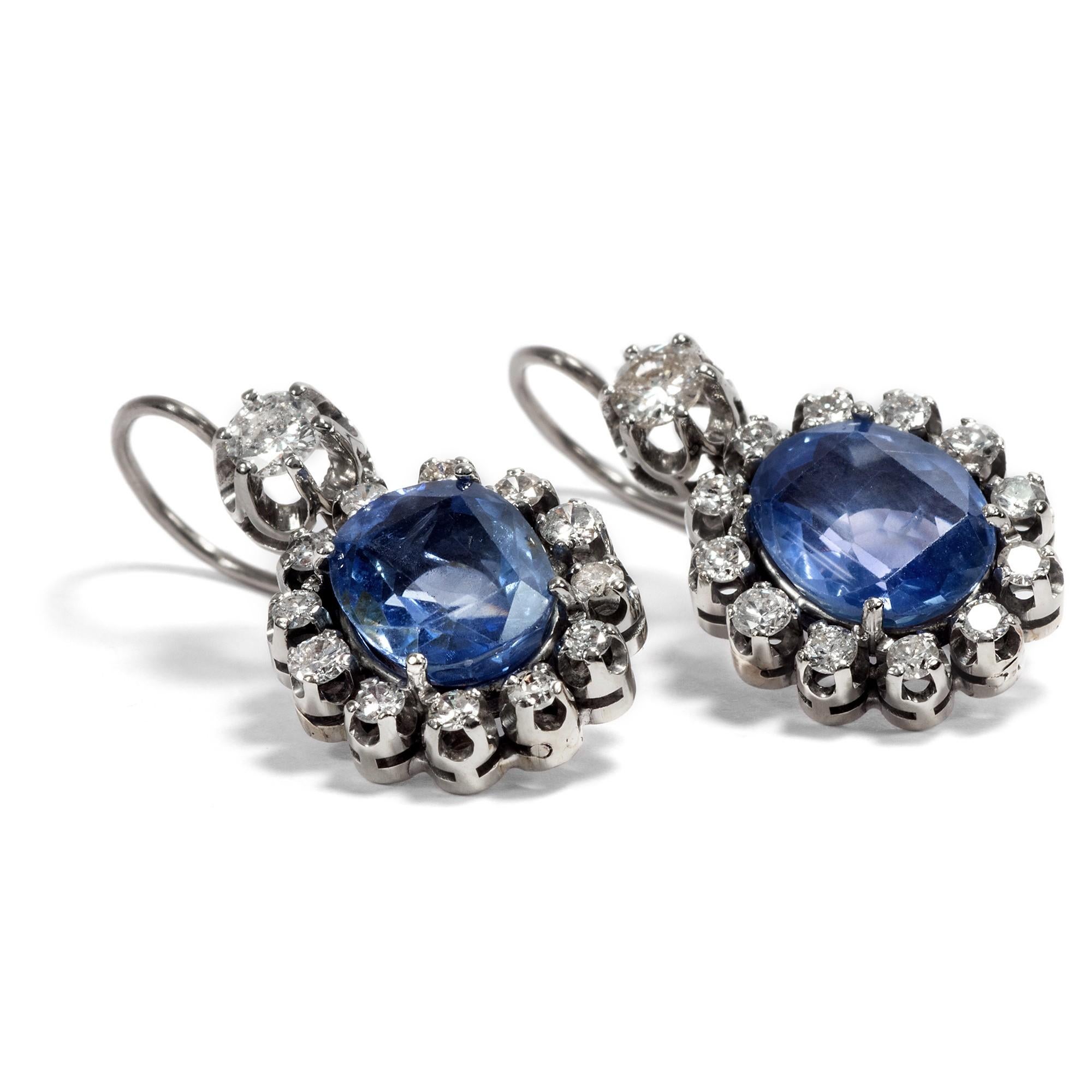 Ceylon has long since been the most famous source of blue sapphires. The island, renamed Sri Lanka in 1972, lies on the North-Eastern side of India, in the middle of the Indian Ocean. According to contemporary sources, Ceylon sapphires were set in