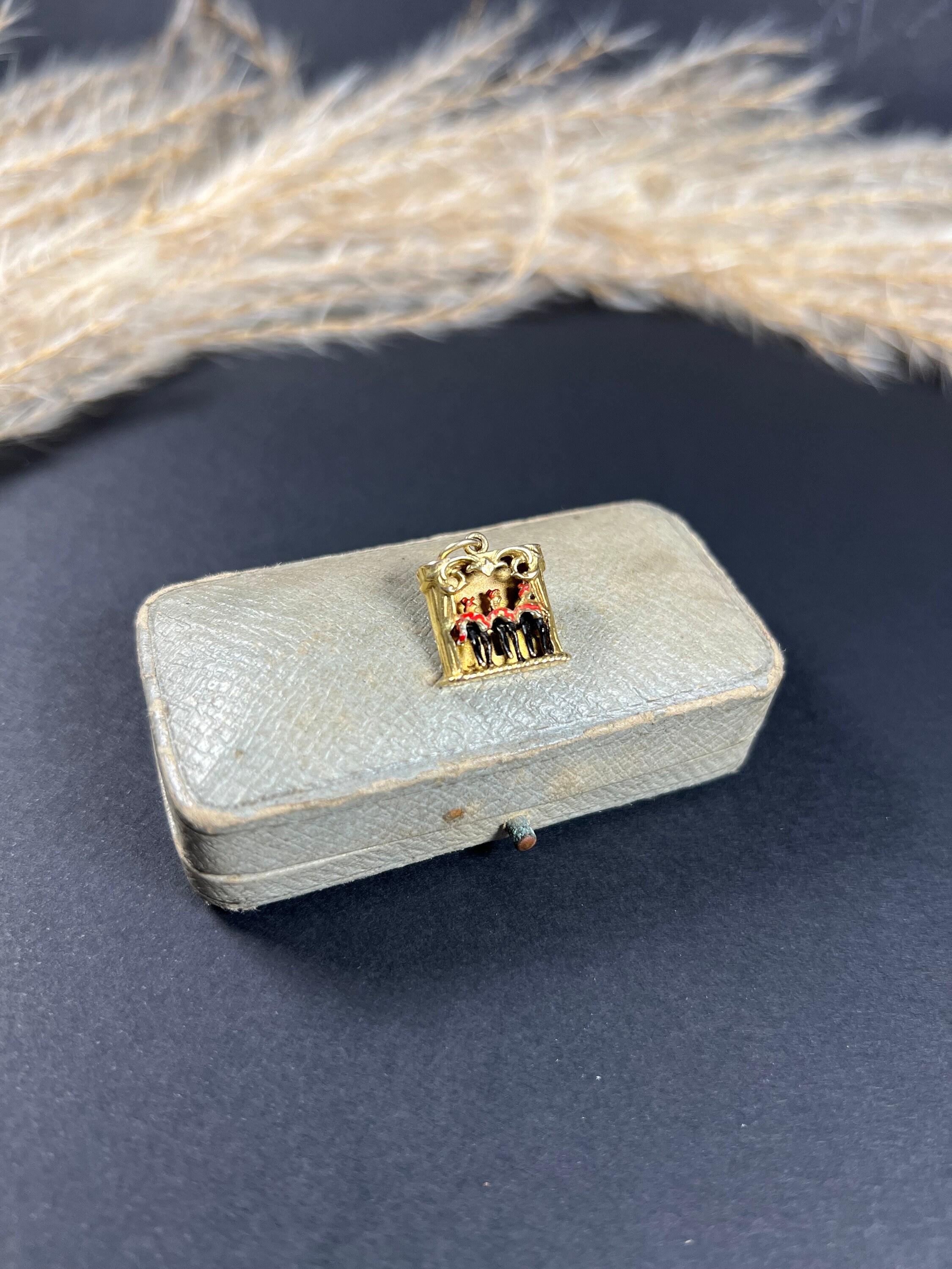 Vintage Can-Can Pendant

9ct Gold Stamped

Hallmarked London 1967

Makers Mark G J Ltd- George Jensen Ltd

This stunning vintage 1960s pendant features a beautifully crafted, moving can-can dancer design that is sure to catch the eye of anyone who