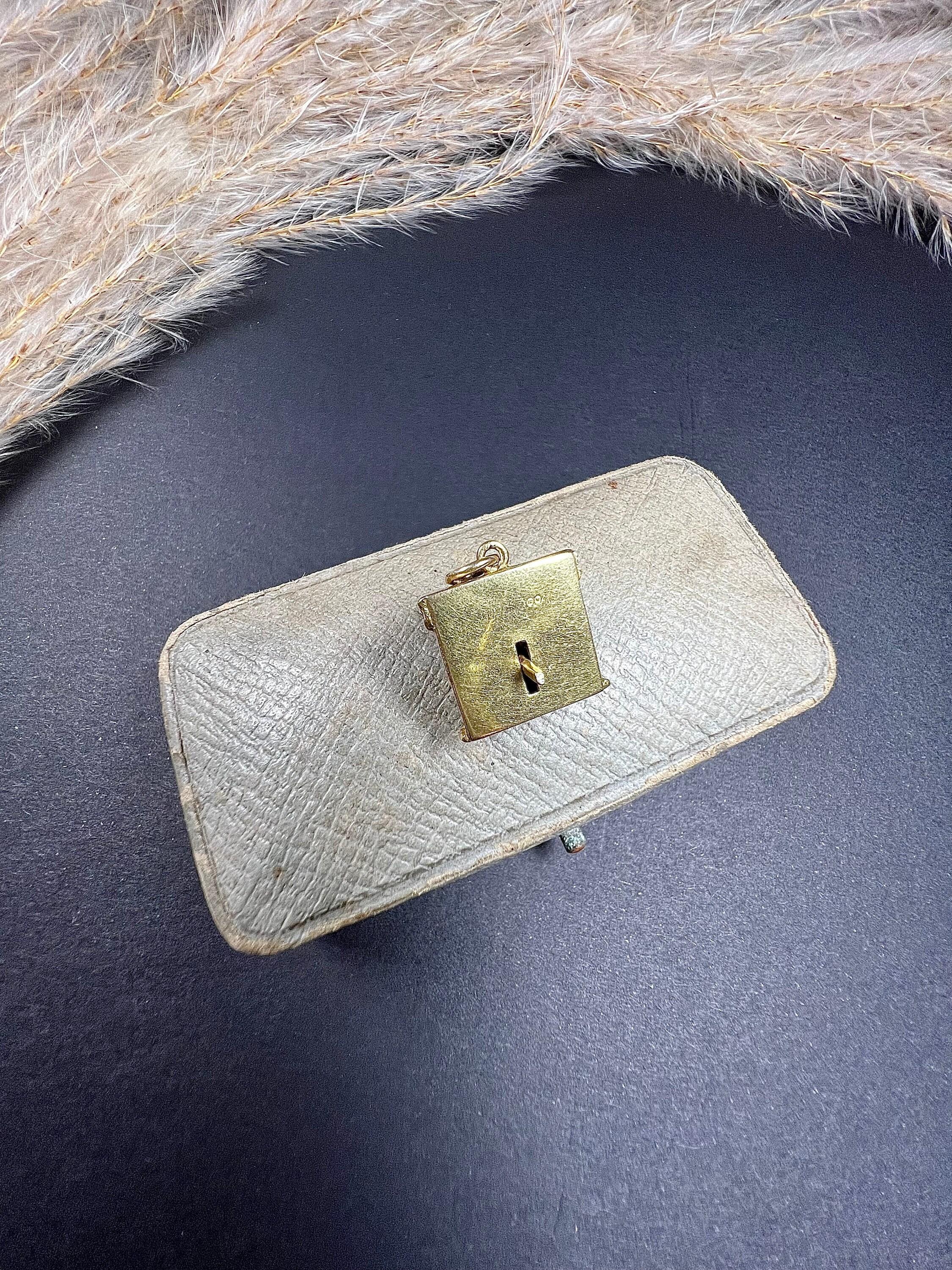Vintage 1960s 9ct Gold & Enamel Can-Can Pendant Charm In Excellent Condition In Brighton, GB