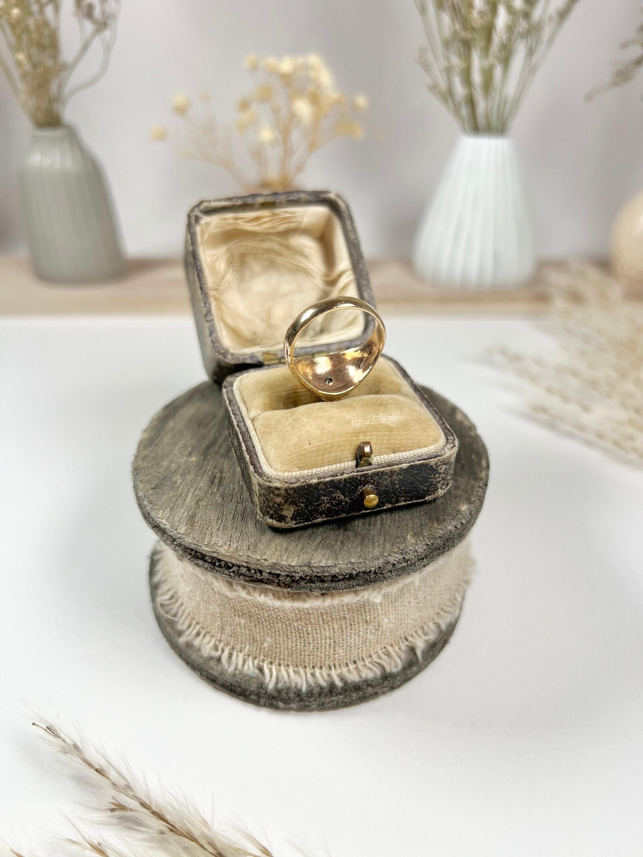 Vintage 1960’s 9ct Gold Star Set Diamond Heart Signet Ring For Sale 4