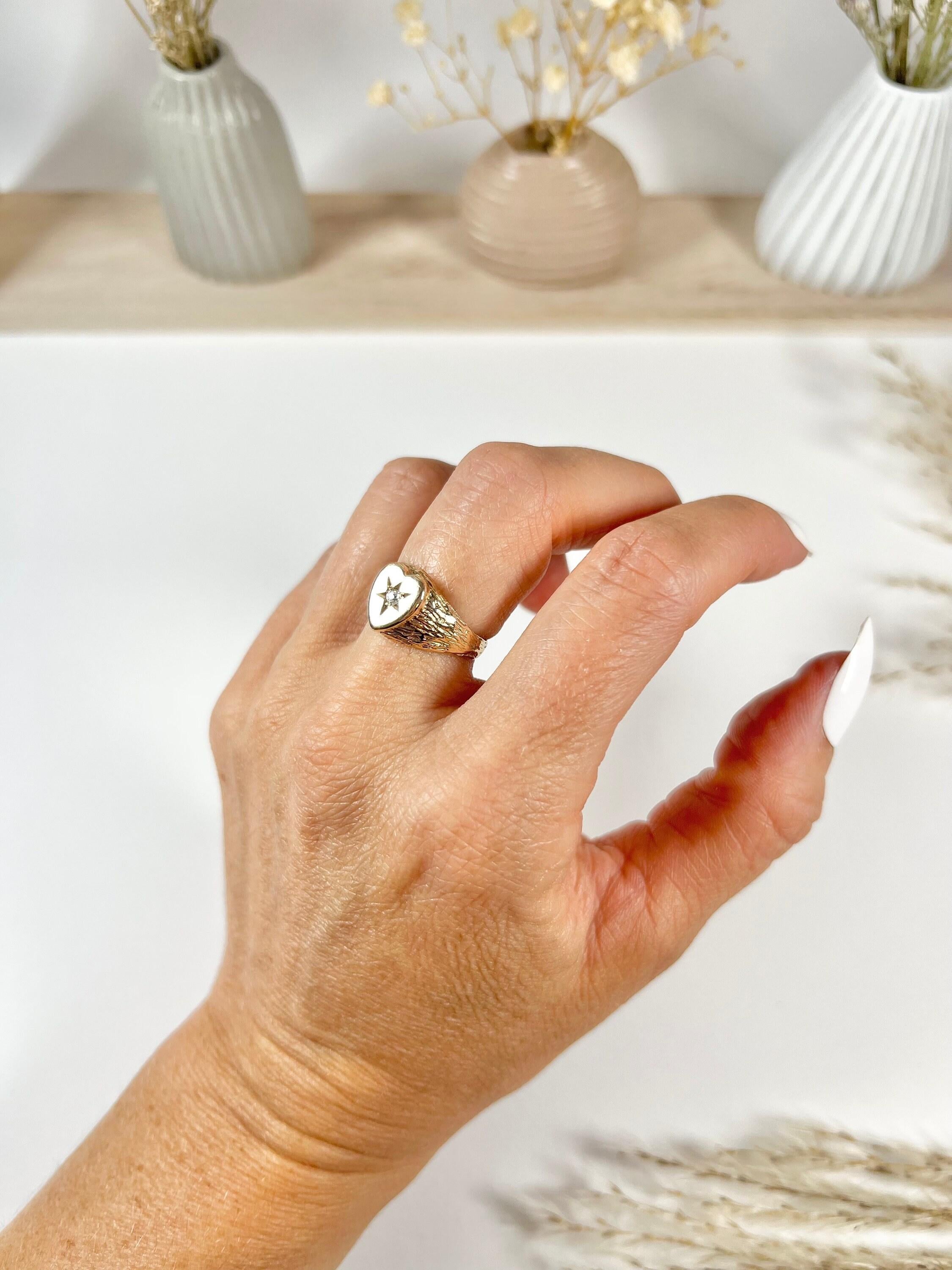 Vintage 1960's 9ct Gold Star Set Diamond Heart Signet Ring en vente 1