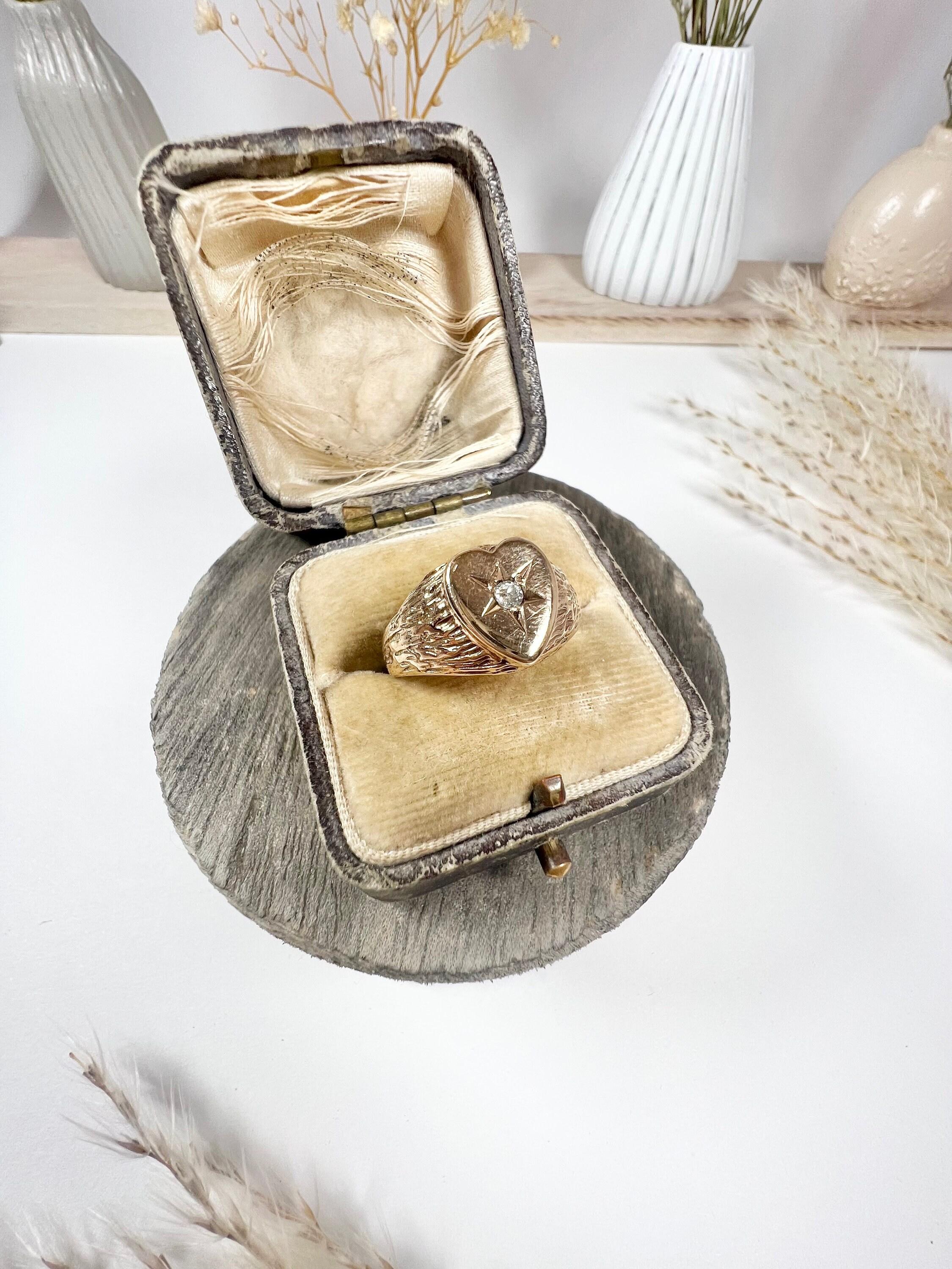 Vintage 1960’s 9ct Gold Star Set Diamond Heart Signet Ring For Sale 2