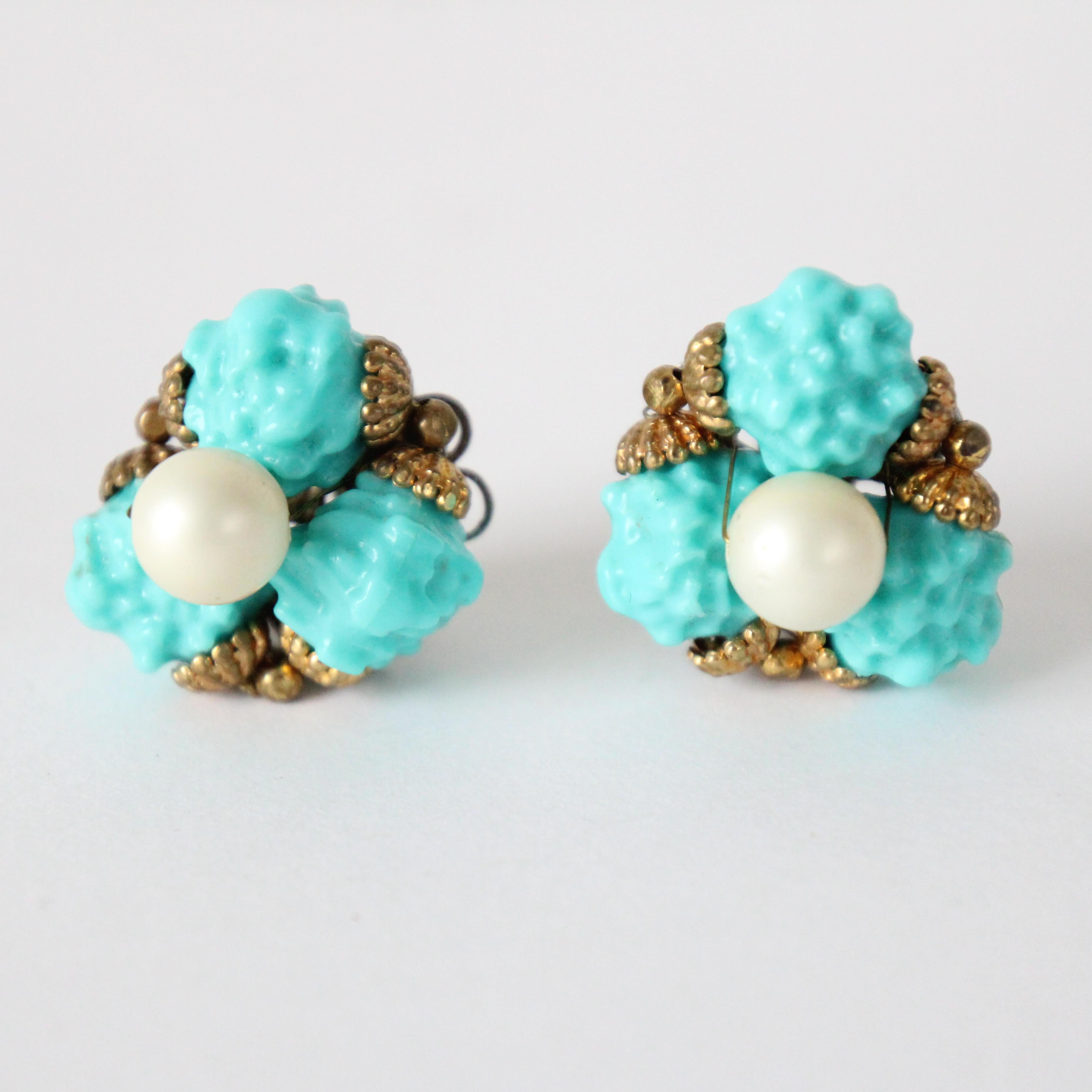Pendientes vintage de clip con perlas y turquesa Alice Caviness, años 60 Retro en venta